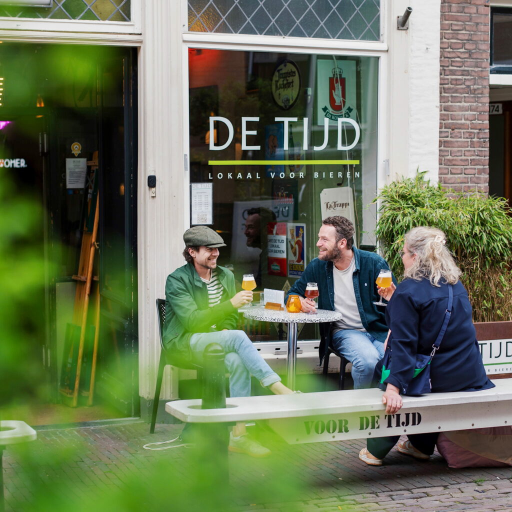 Café de tijd eten drinken terras Voorstraat Noord lente zomer herfst Dordrecht (1)