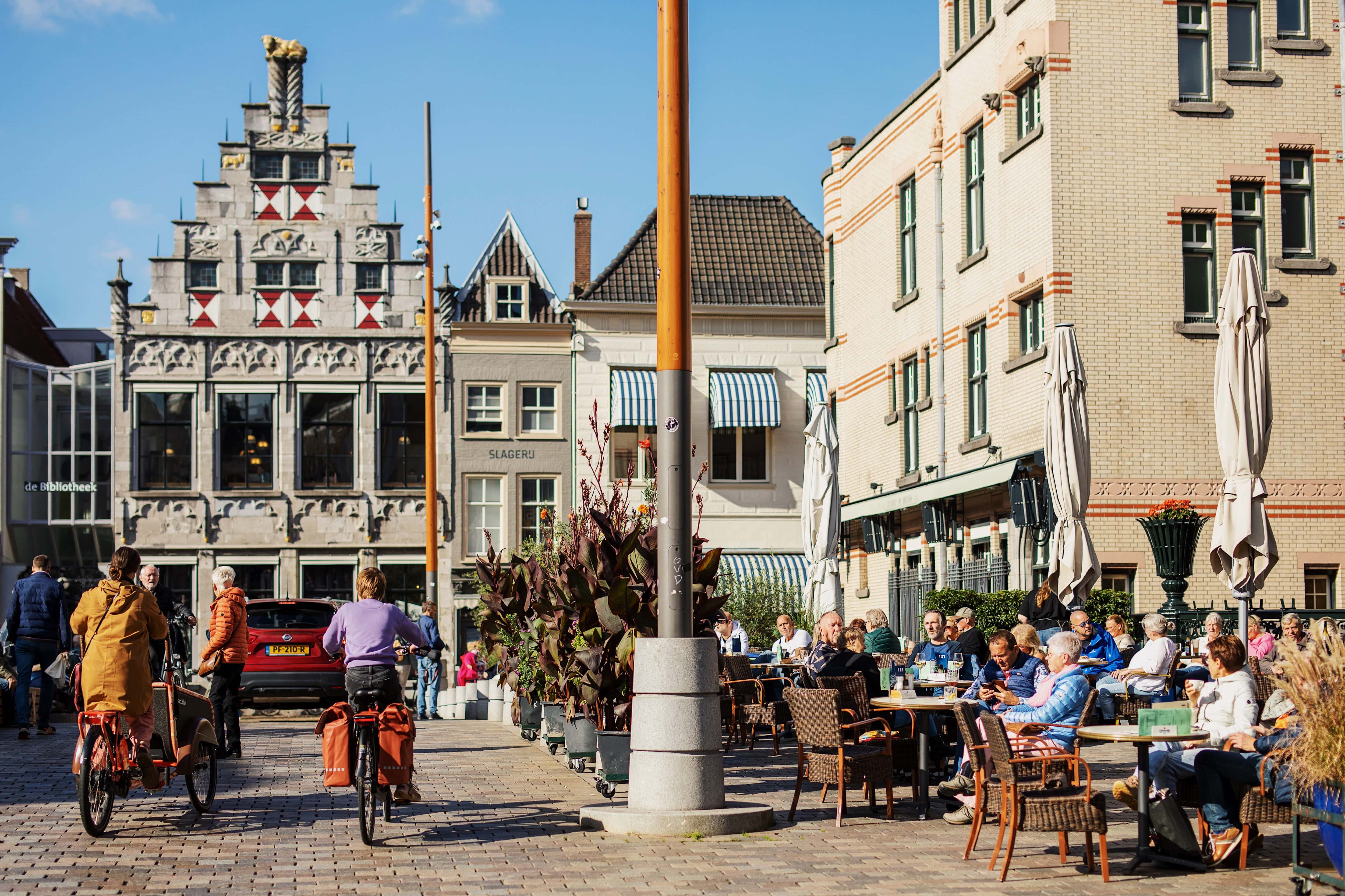 Centre Ville terras eten drinken fietsen Bibliotheek herfst centrum Dordrecht