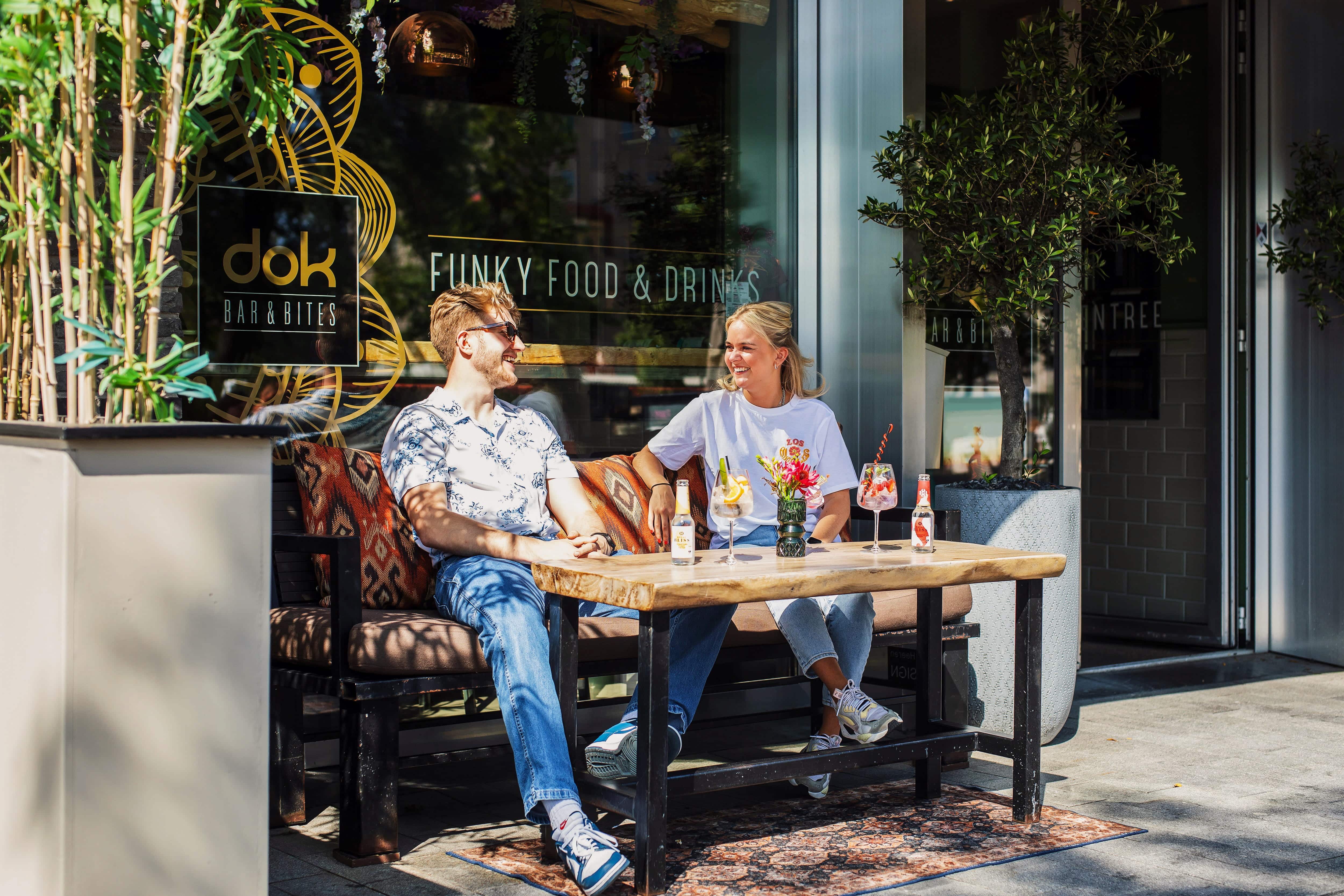 DOK Bar & Bites eten drinken cocktail terras zomer stel Dordrecht