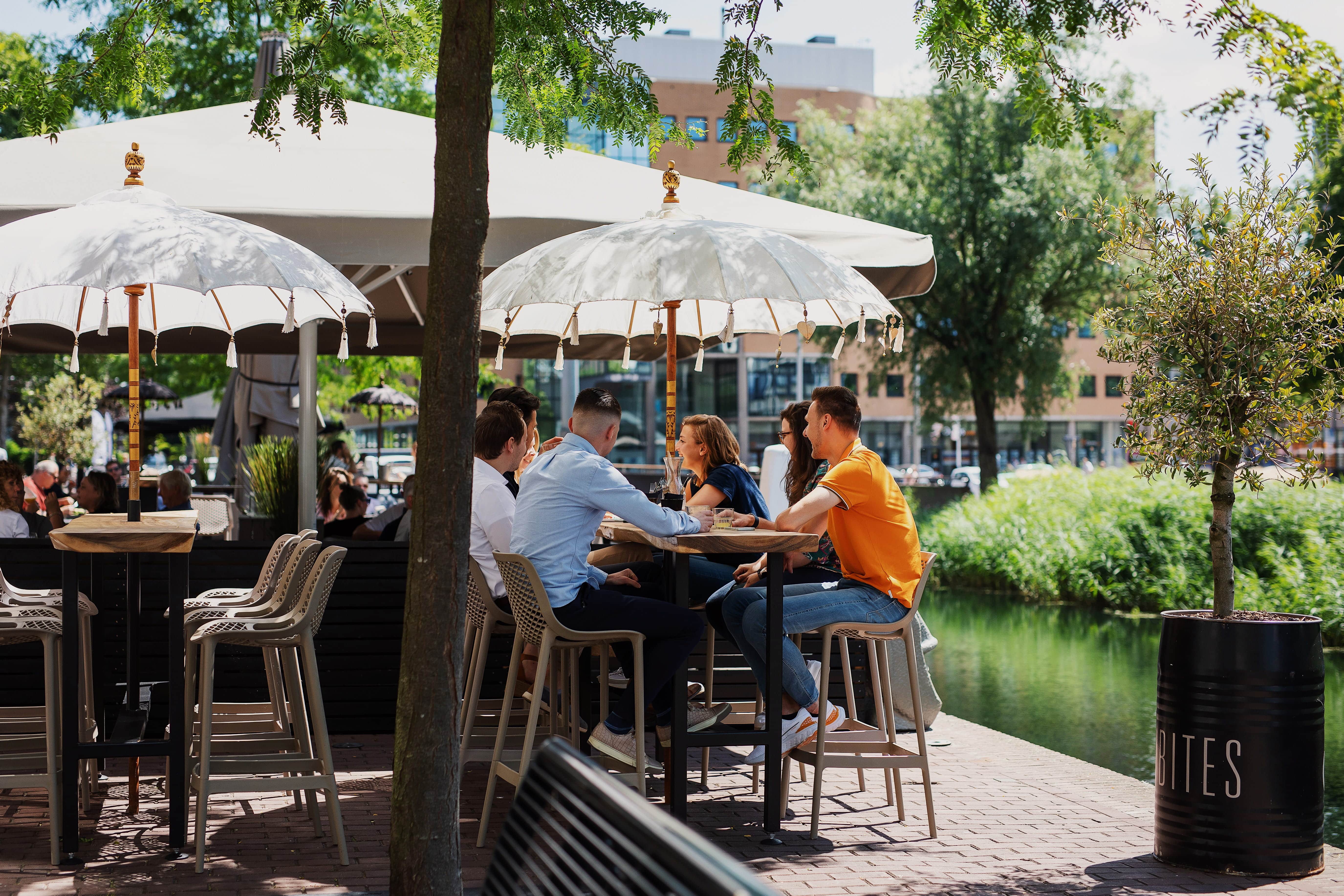 DOK Bar & Bites terras vrienden groepen eten drinken zomer centrum Dordrecht (1)