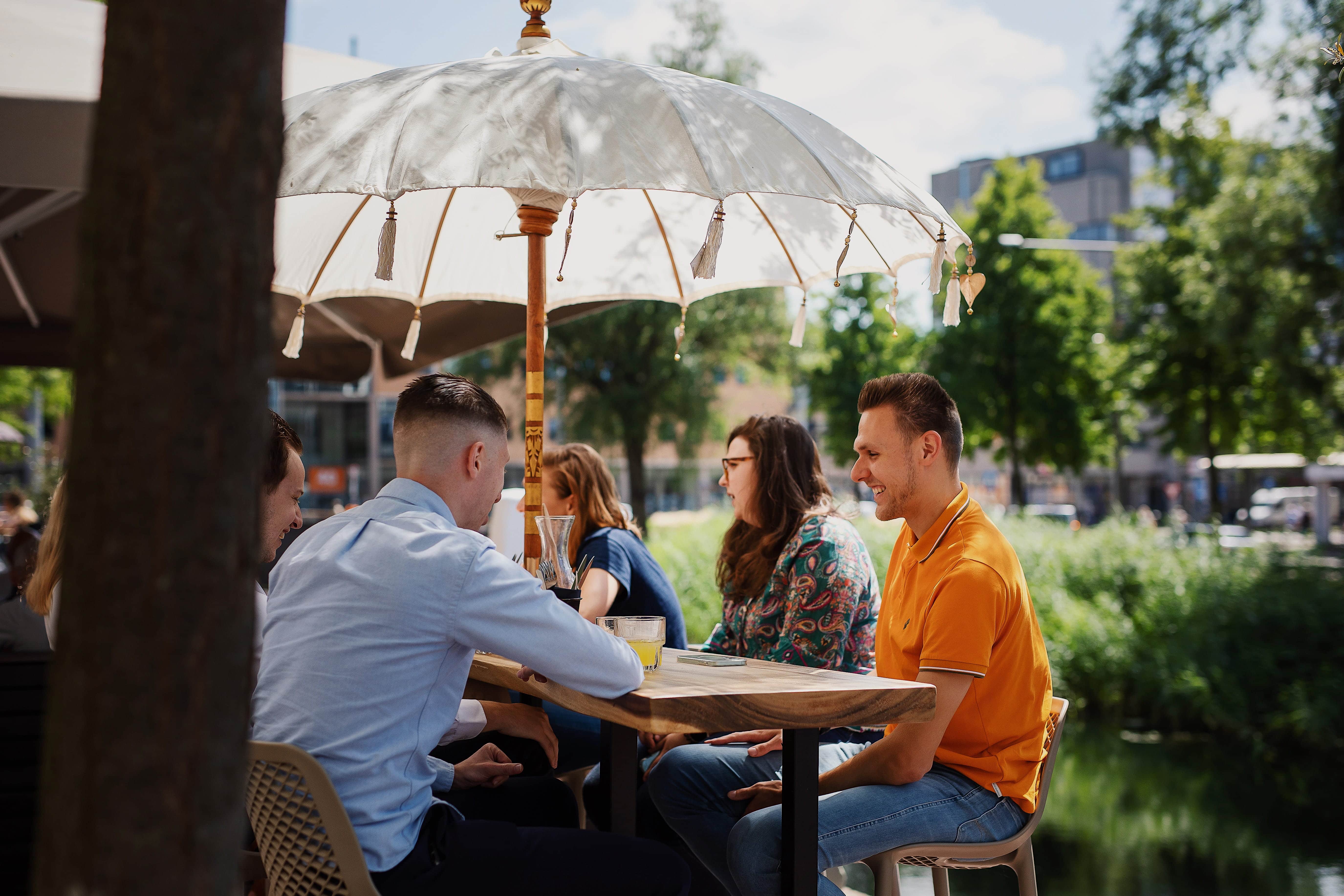 DOK Bar & Bites terras vrienden groepen eten drinken zomer centrum Dordrecht (2)