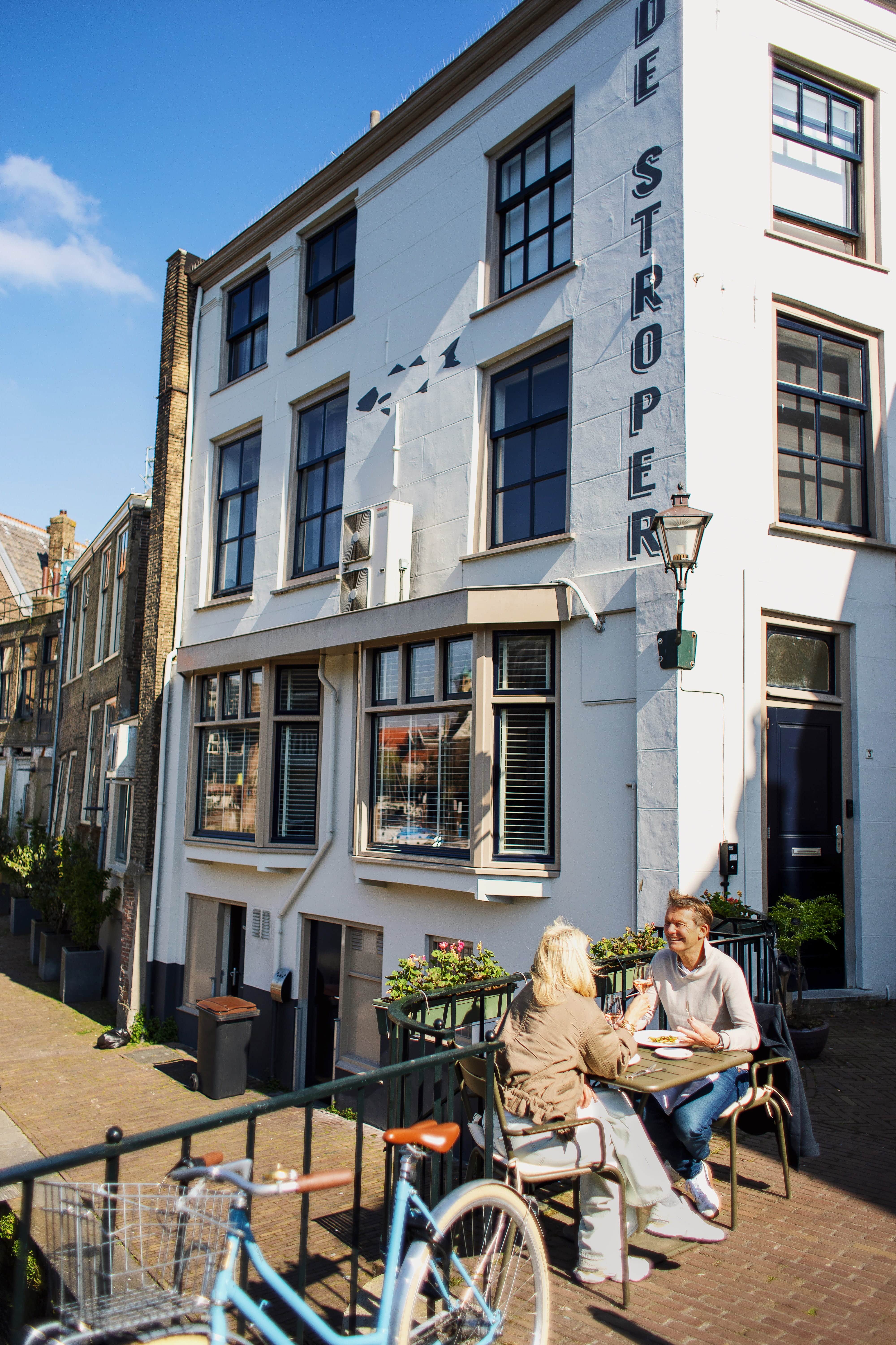 De Stroper eten drinken terras Wijnbrug lente herfst centrum Dordrecht (2)