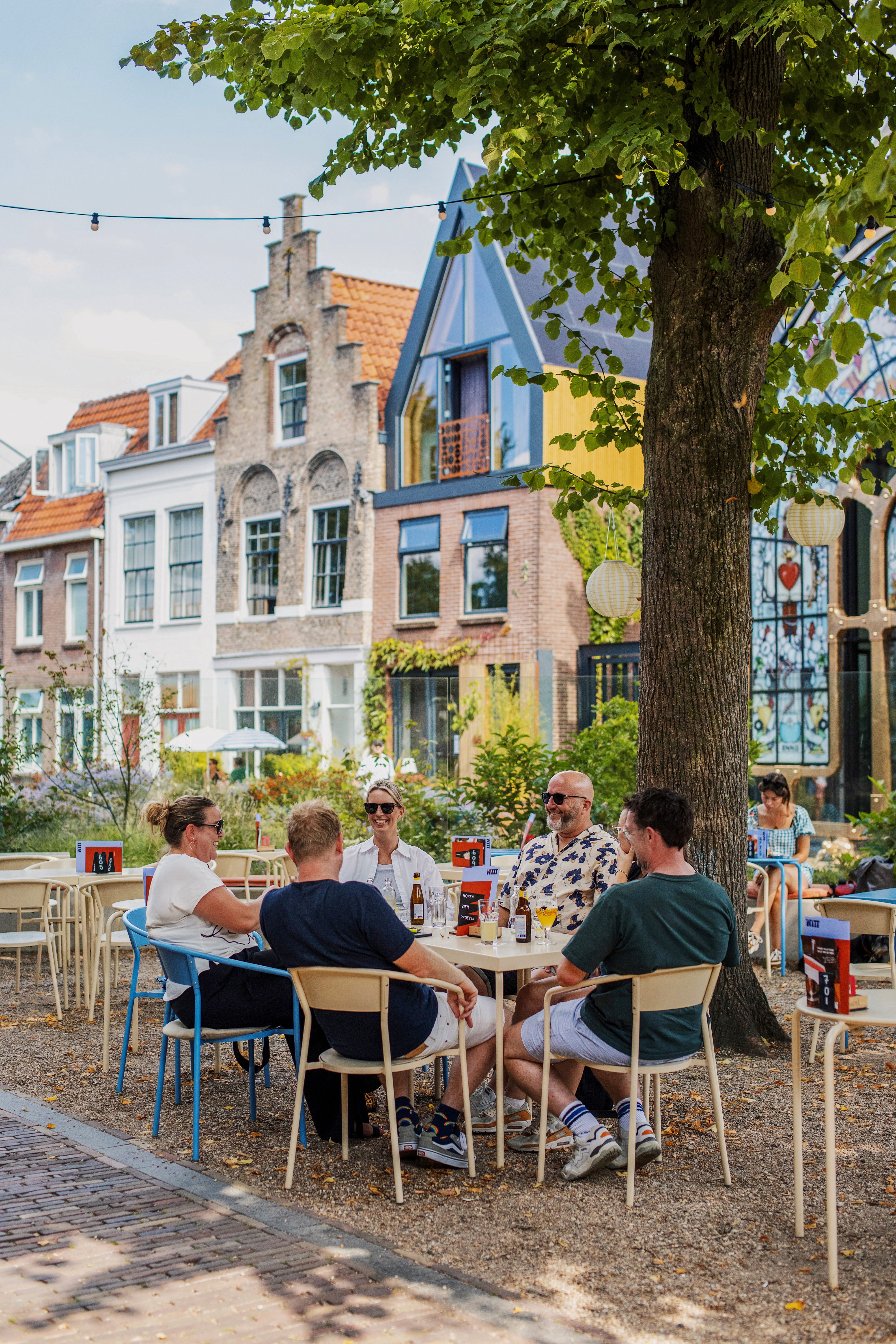 De Witt vrienden groepen eten drinken terras Kunstkerk centrum Dordrecht najaar zomer (1)