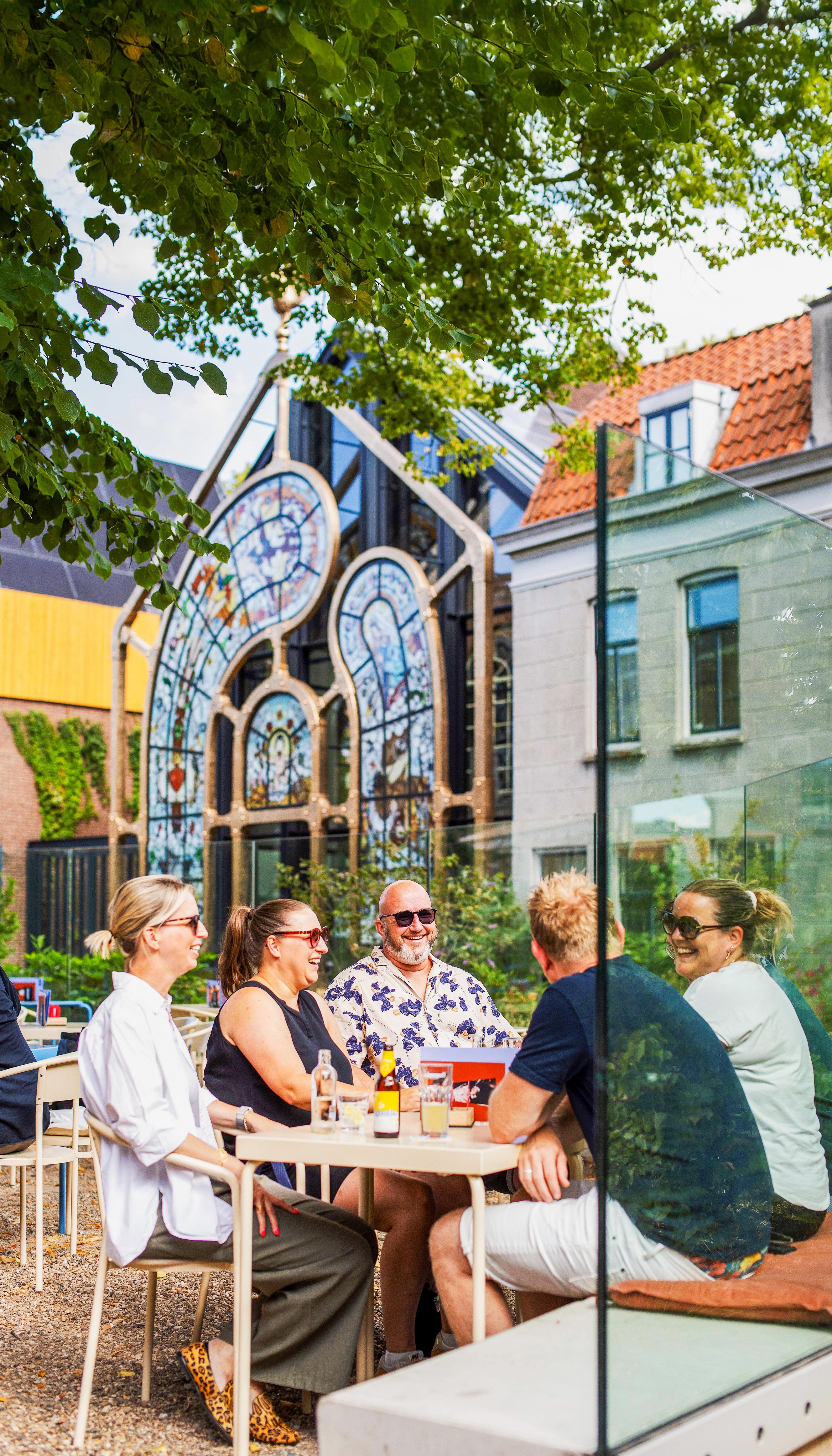 De Witt vrienden groepen eten drinken terras Kunstkerk centrum Dordrecht najaar zomer (4)