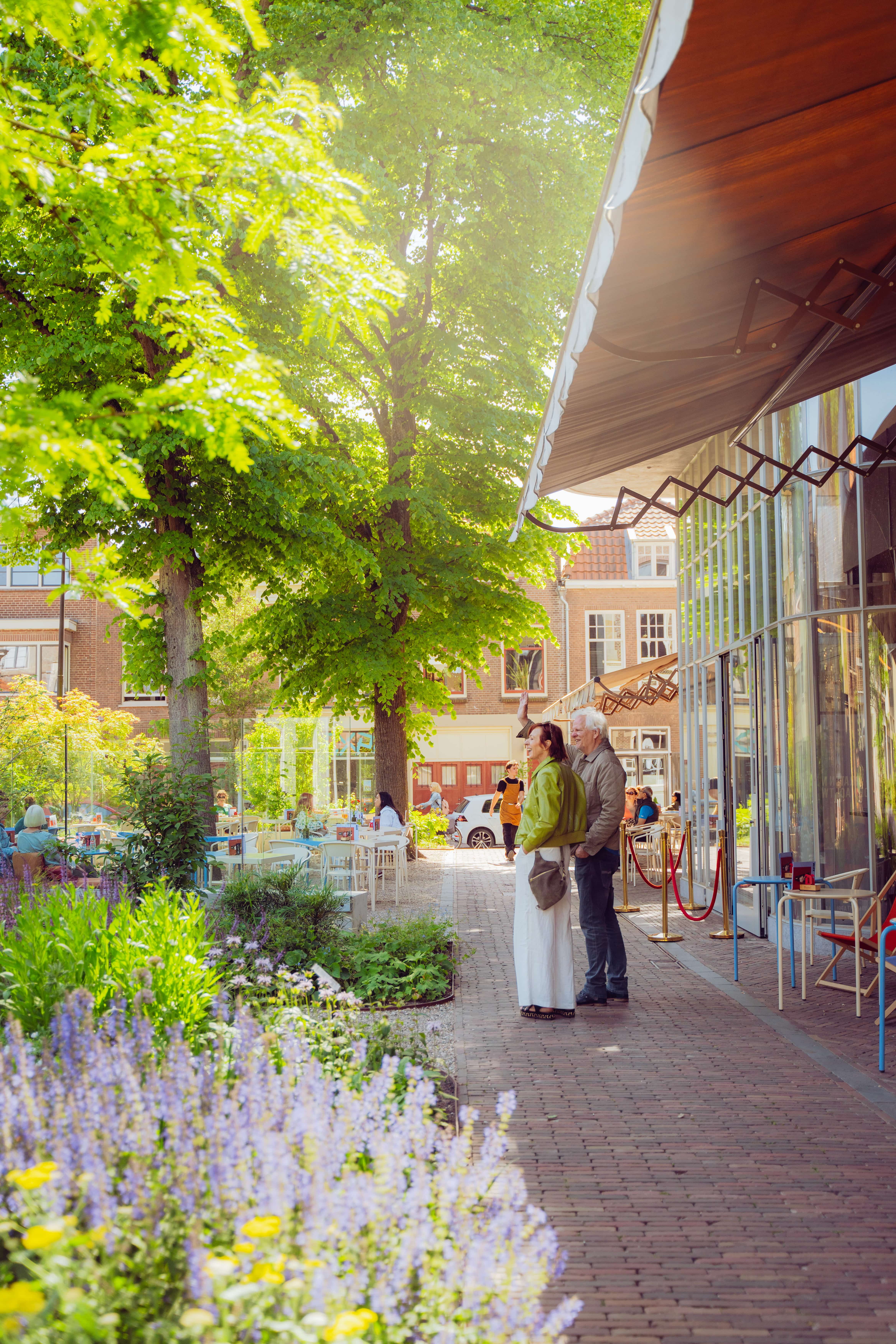 De Witt eten drinken terras ouder stel centrum Dordrecht lente