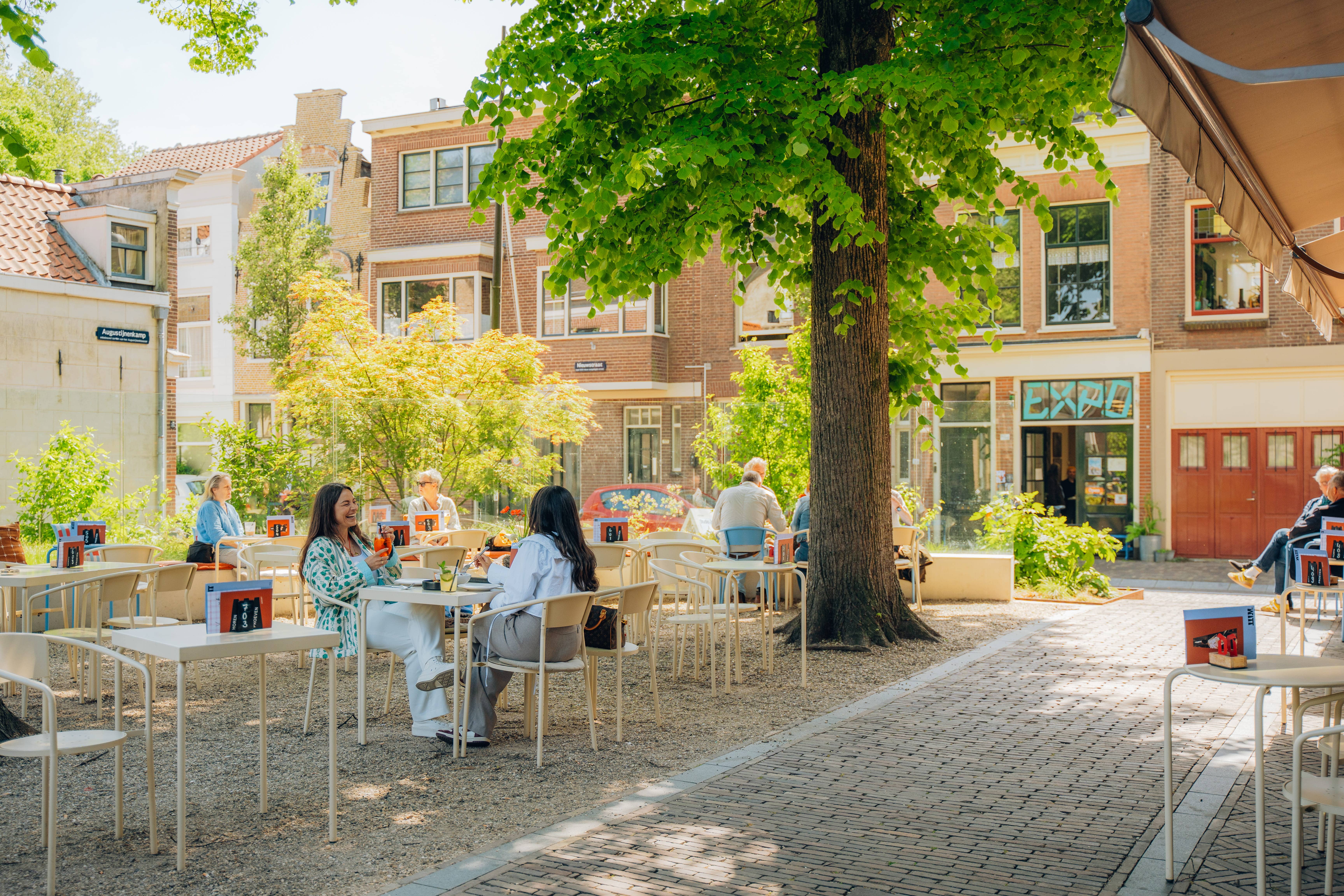 De Witt eten drinken terras vriendinnen centrum Dordrecht lente (2)