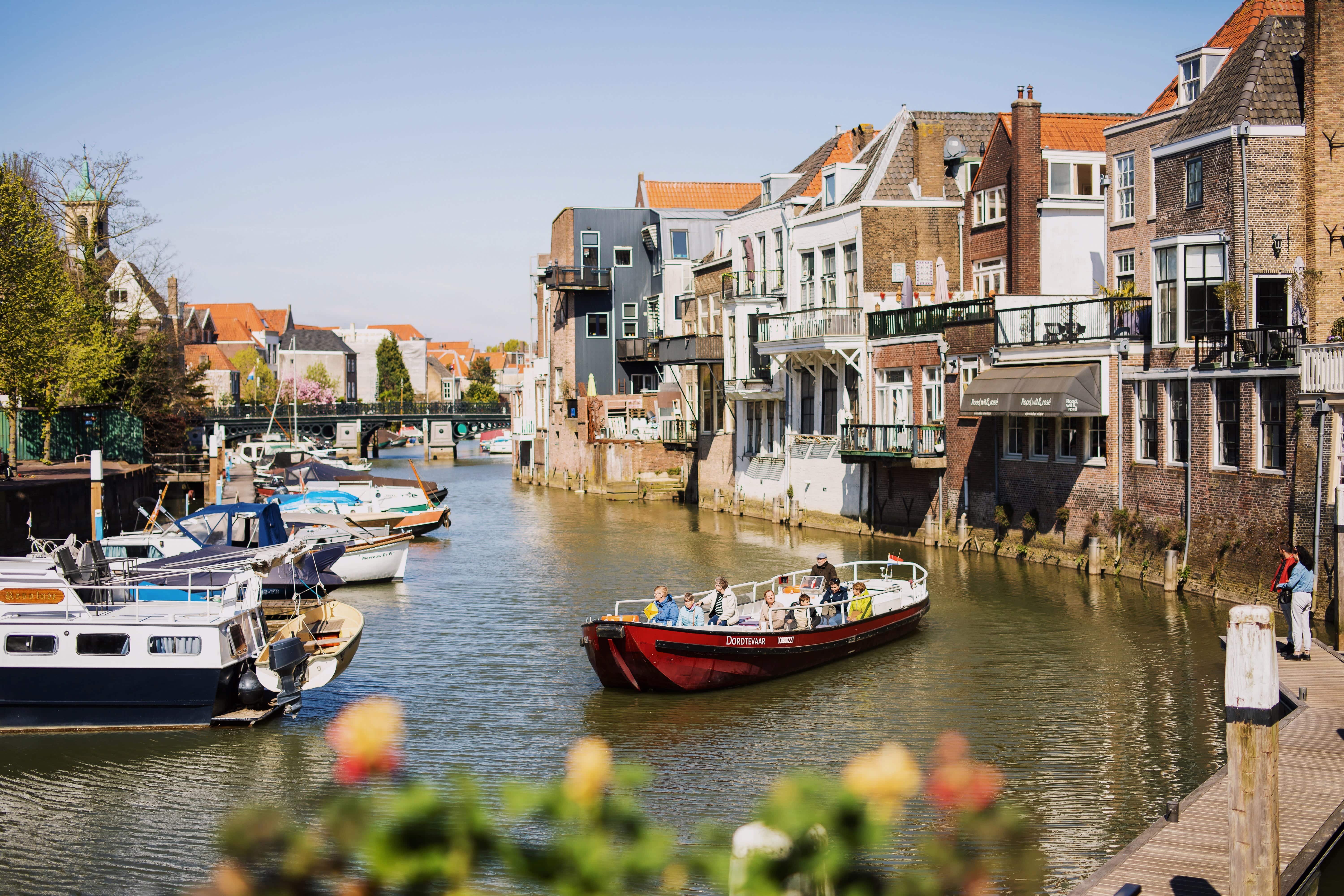 Dordtevaar rondvaart haven water Wijnbrug Voorstraathaven lente centrum Dordrecht