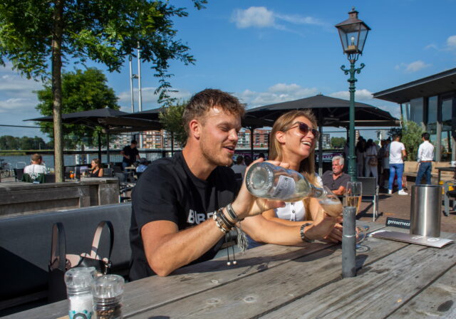 Downtown stel terras zomer Dordrecht