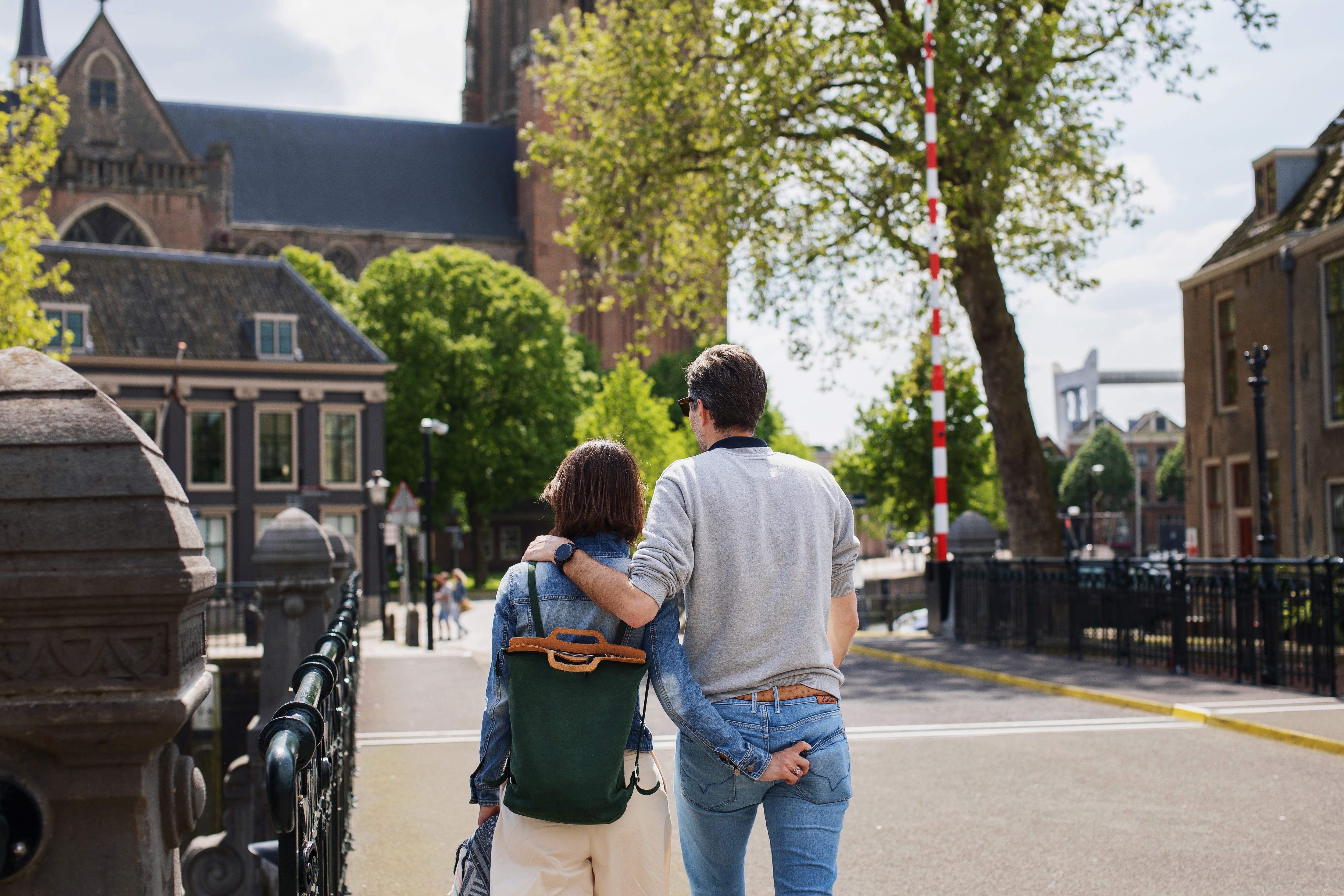 Engelenburgerburg Grote Kerk stel wandelen historische havens lente Dordrecht