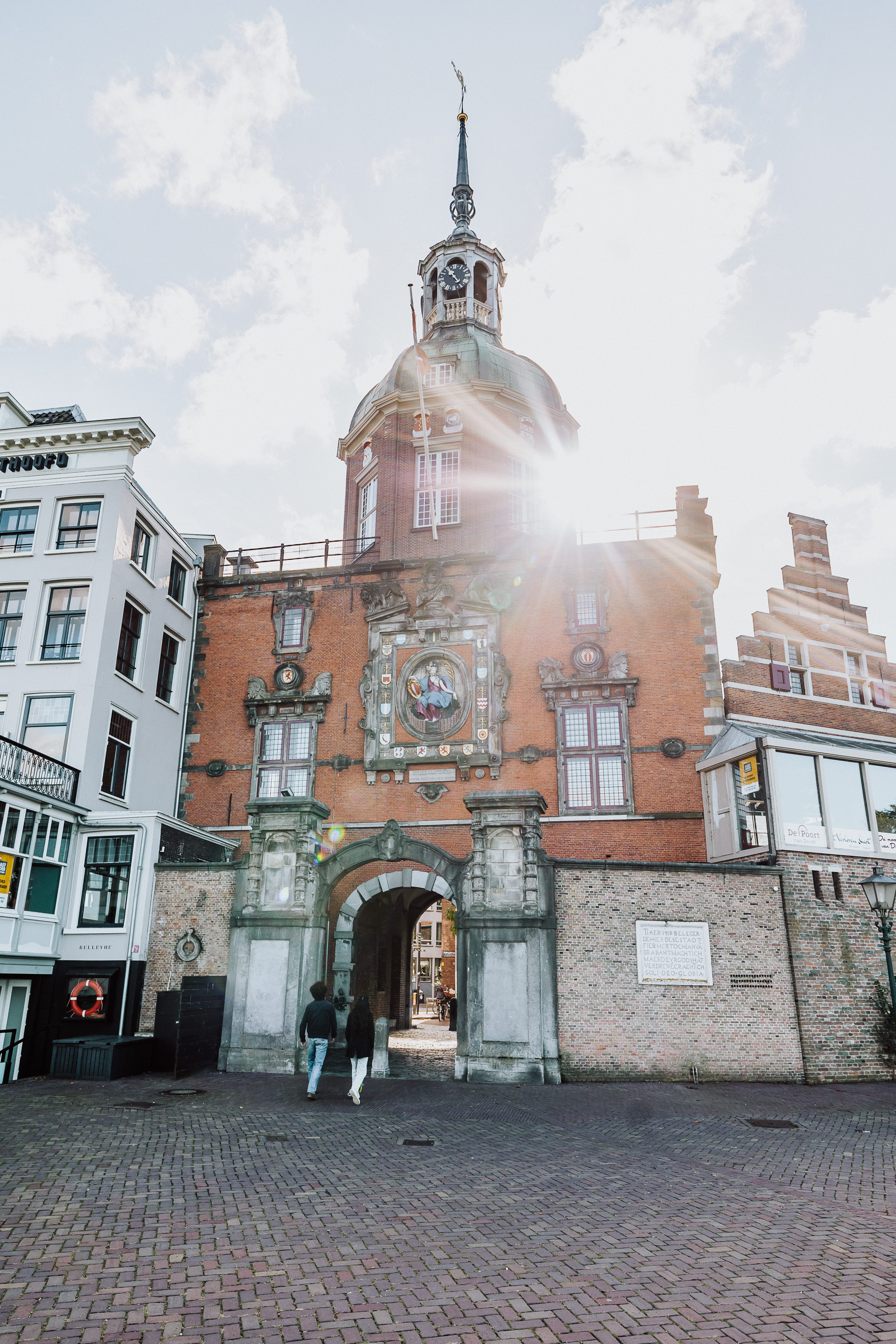 Groothoofdspoort herfst wandelen stel binnenstad Dordrecht