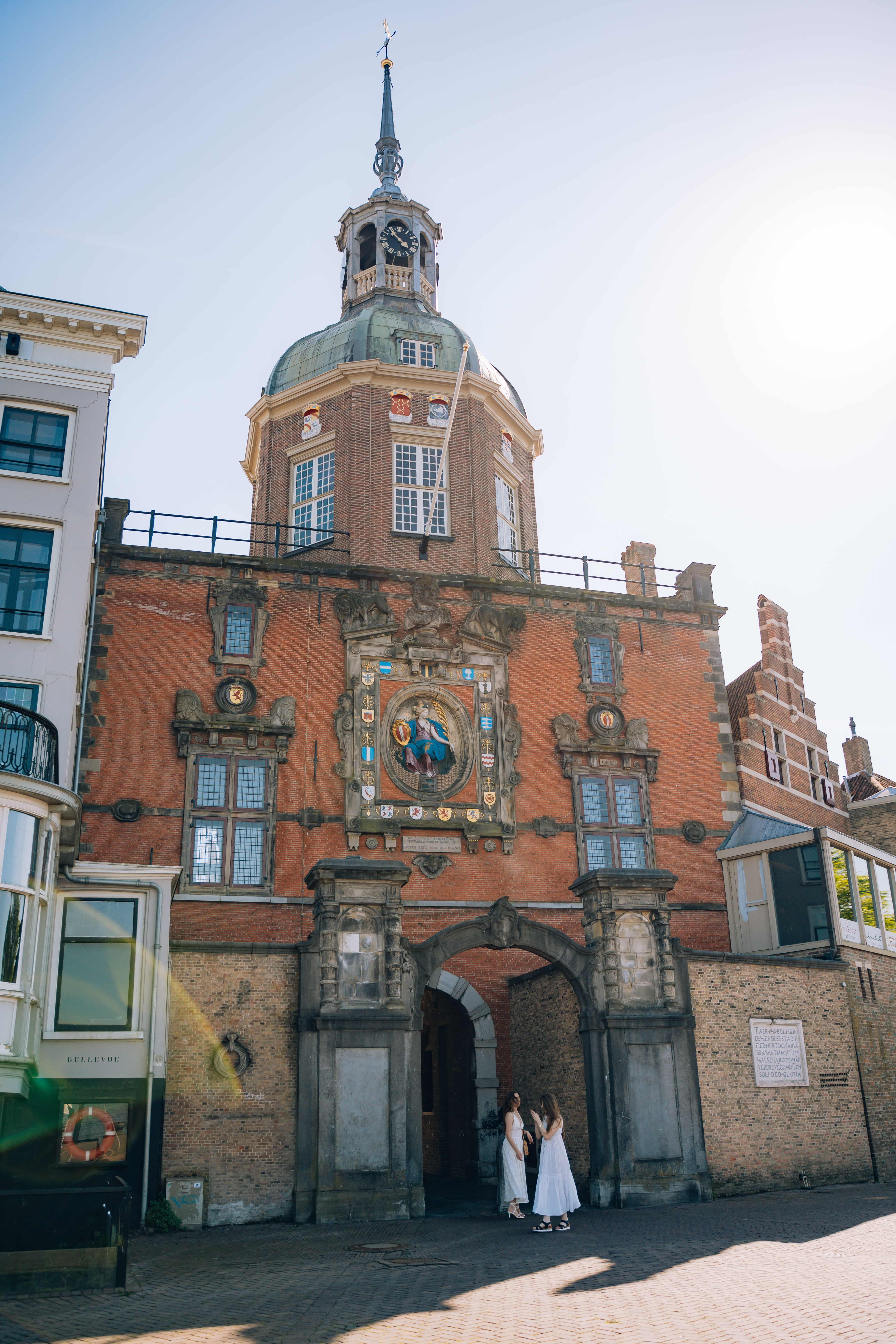 Groothoofdspoort jongeren binnenstad Dordrecht lente zomer