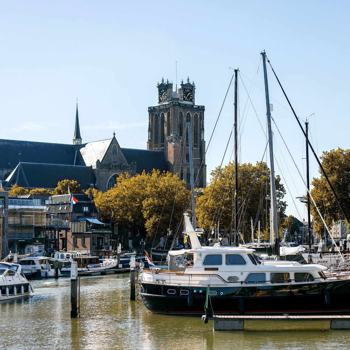 Grote Kerk Nieuwe Haven boot herfst centrum Dordrecht