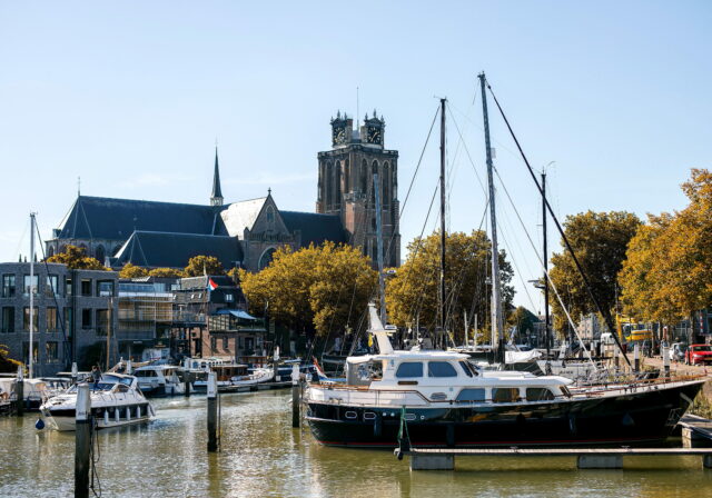 Grote Kerk Nieuwe Haven boot herfst centrum Dordrecht