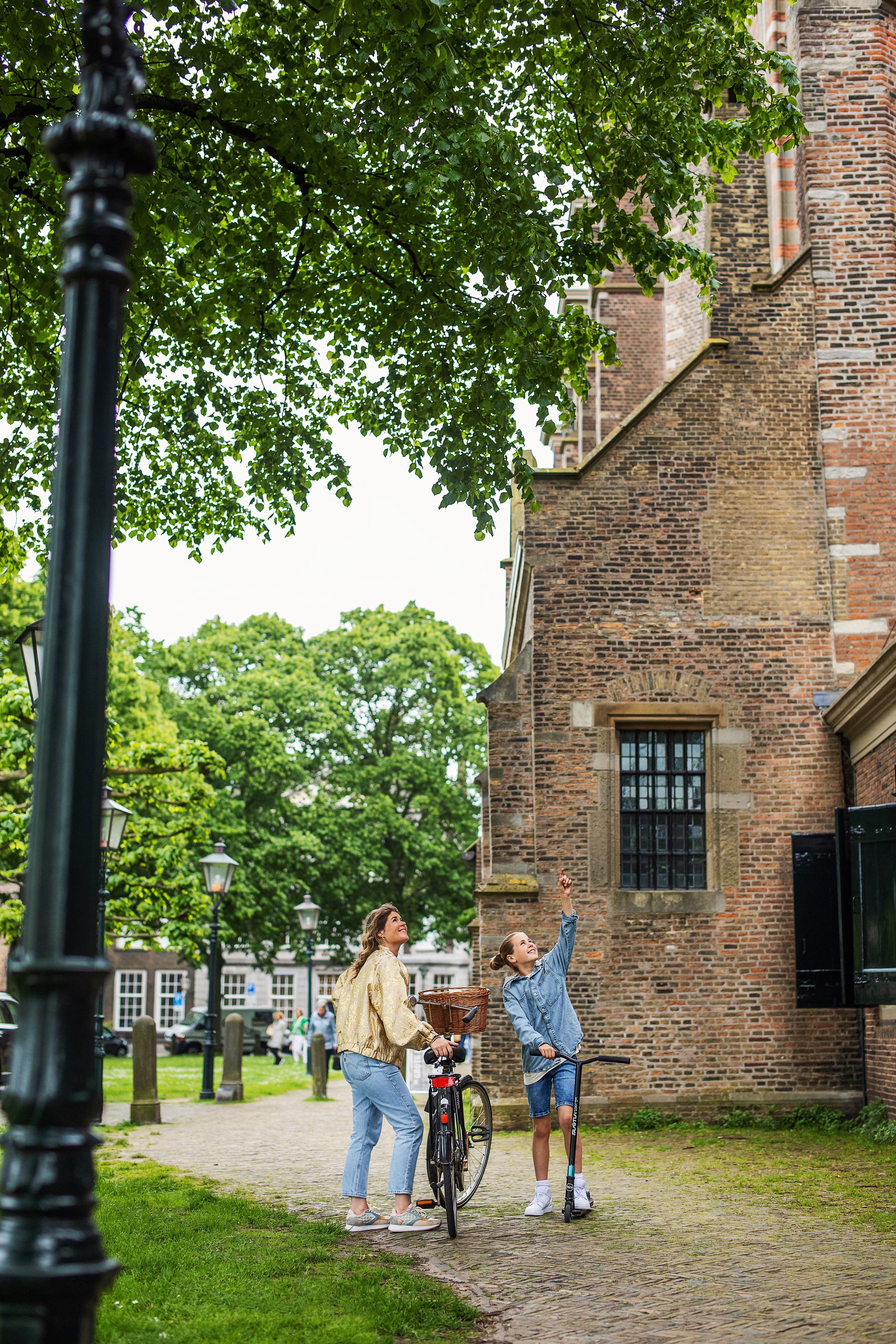 Grote Kerk toren Grotekerkstuin kids kinderen fiets wandelen zomer Dordrecht