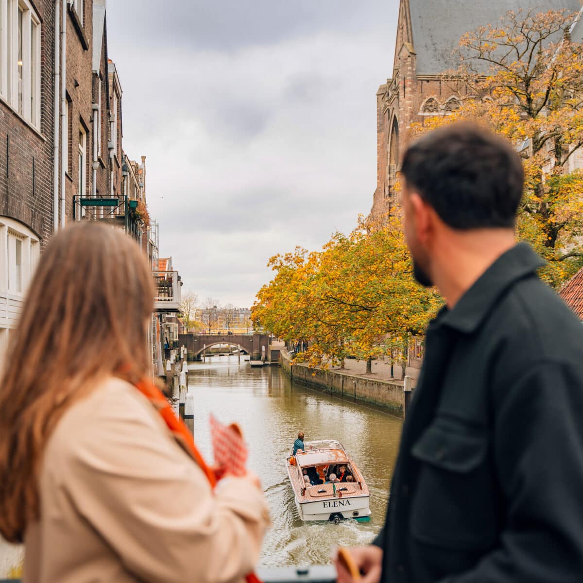 Grote Kerk wandelen rondvaart boot Pelserbrug stel binnenstad Dordrecht herfst