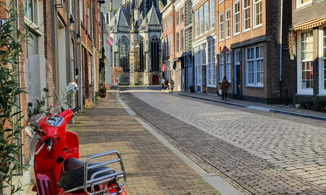 Grotekerksbuurt Grote Kerk scooter vervoer Dordrecht