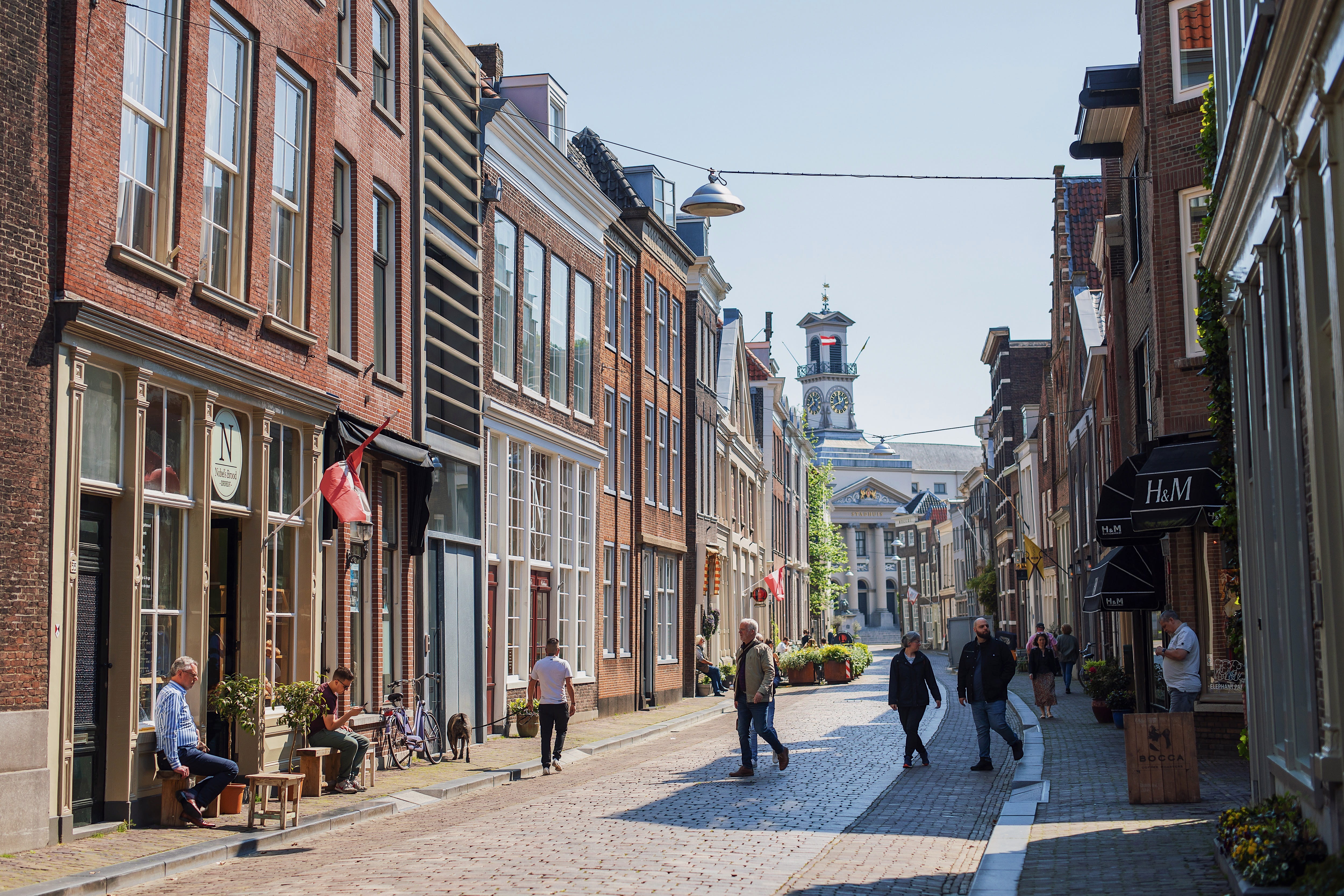 Grotekerksbuurt Stadhuis Nobel's wandelen binnenstad lente Dordrecht