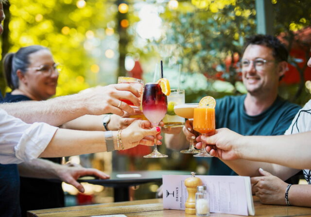 Het Magazijn eten drinken vrienden groepen terras tuin centrum Dordrecht najaar zomer (1)