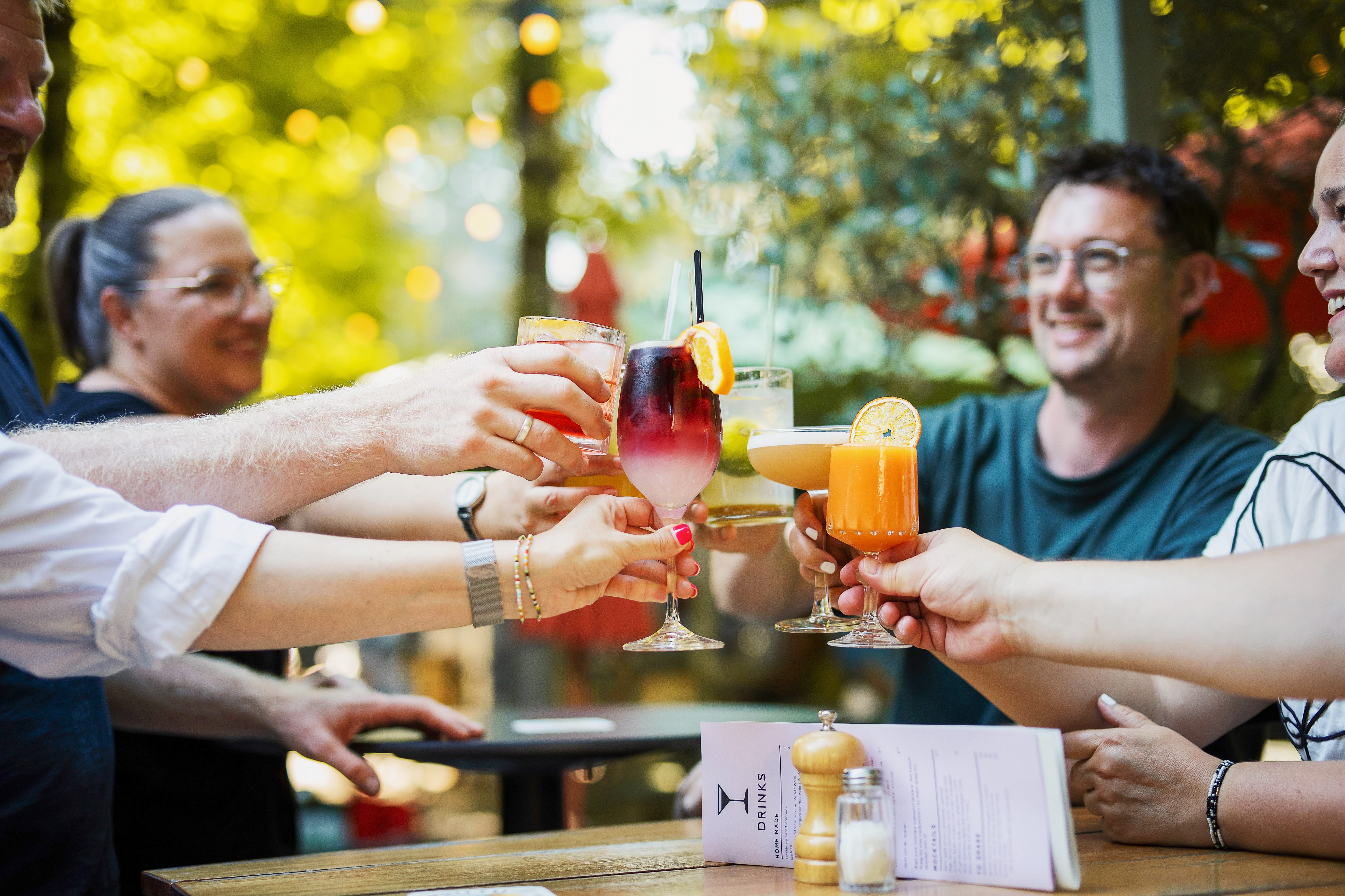 Het Magazijn eten drinken vrienden groepen terras tuin centrum Dordrecht najaar zomer (1)