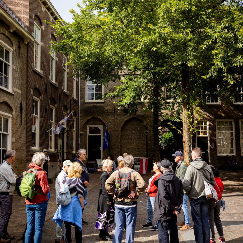 Hof stadswandeling groepen wandelen gids Open Monumentendagen herfst Dordrecht