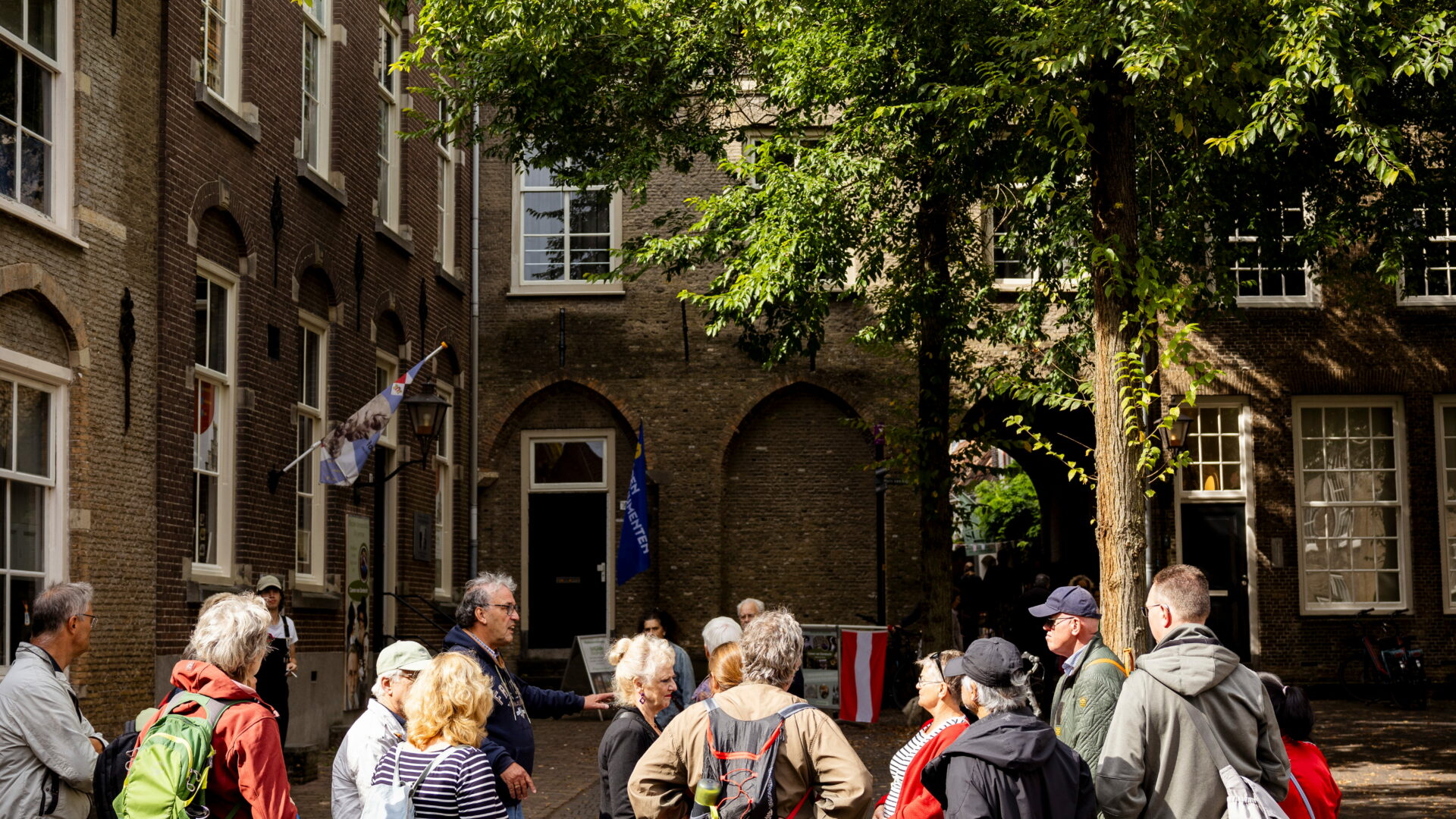 Hof stadswandeling groepen wandelen gids Open Monumentendagen herfst Dordrecht