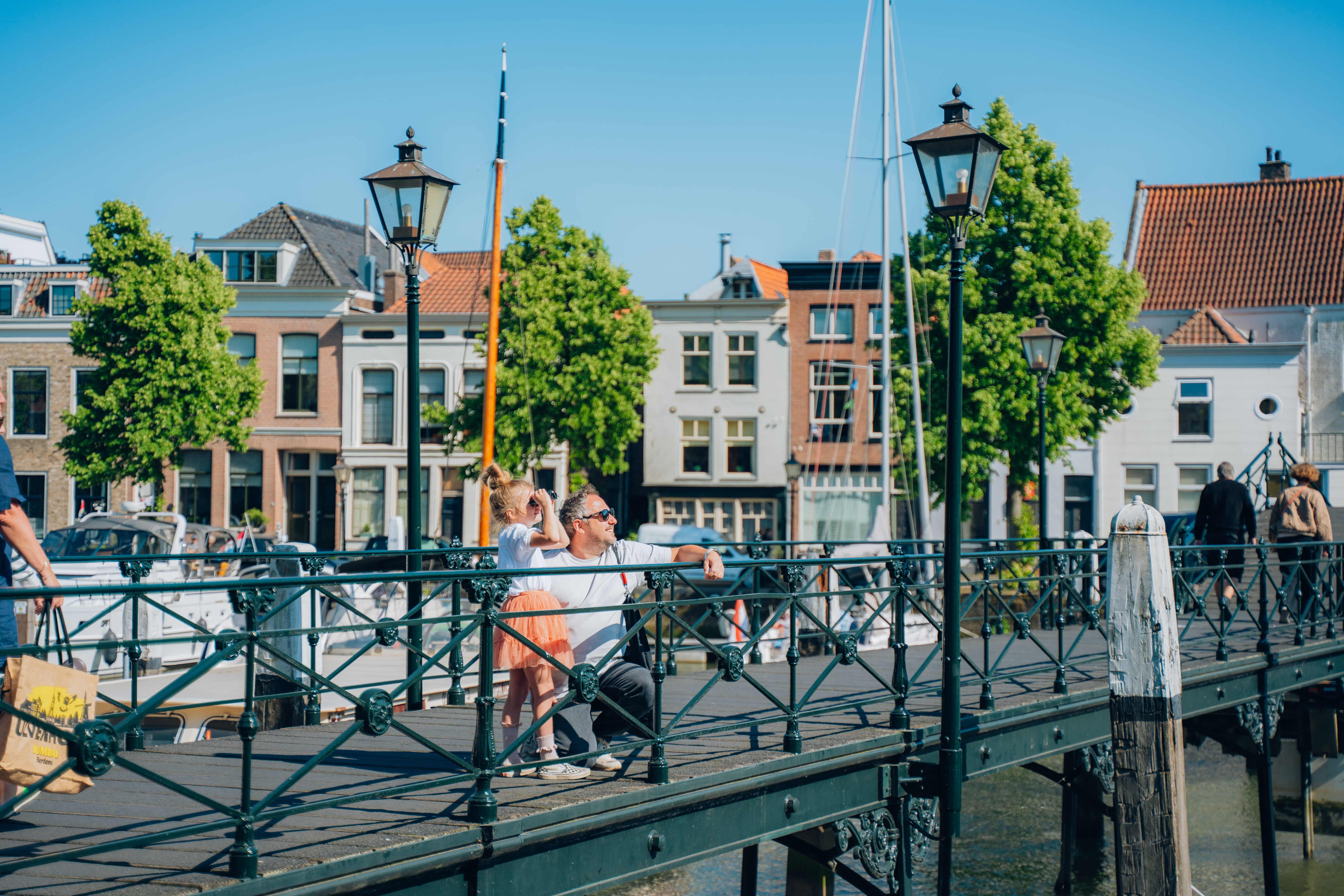 Lange Ijzeren brug kids kinderen foto wandelen binnenstad Dordrecht lente zomer (1)