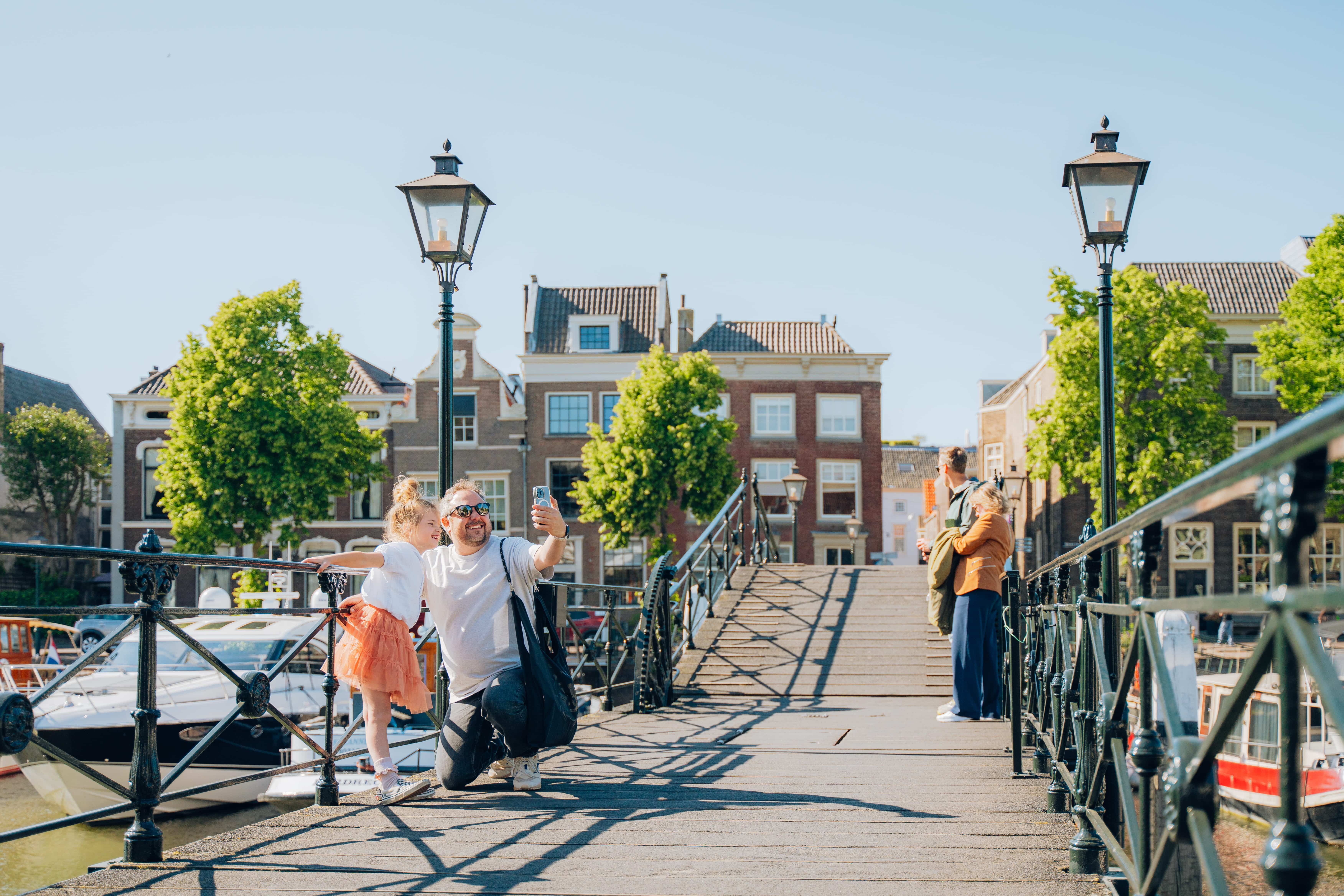 Lange Ijzeren brug kids kinderen foto wandelen binnenstad Dordrecht lente zomer (2)