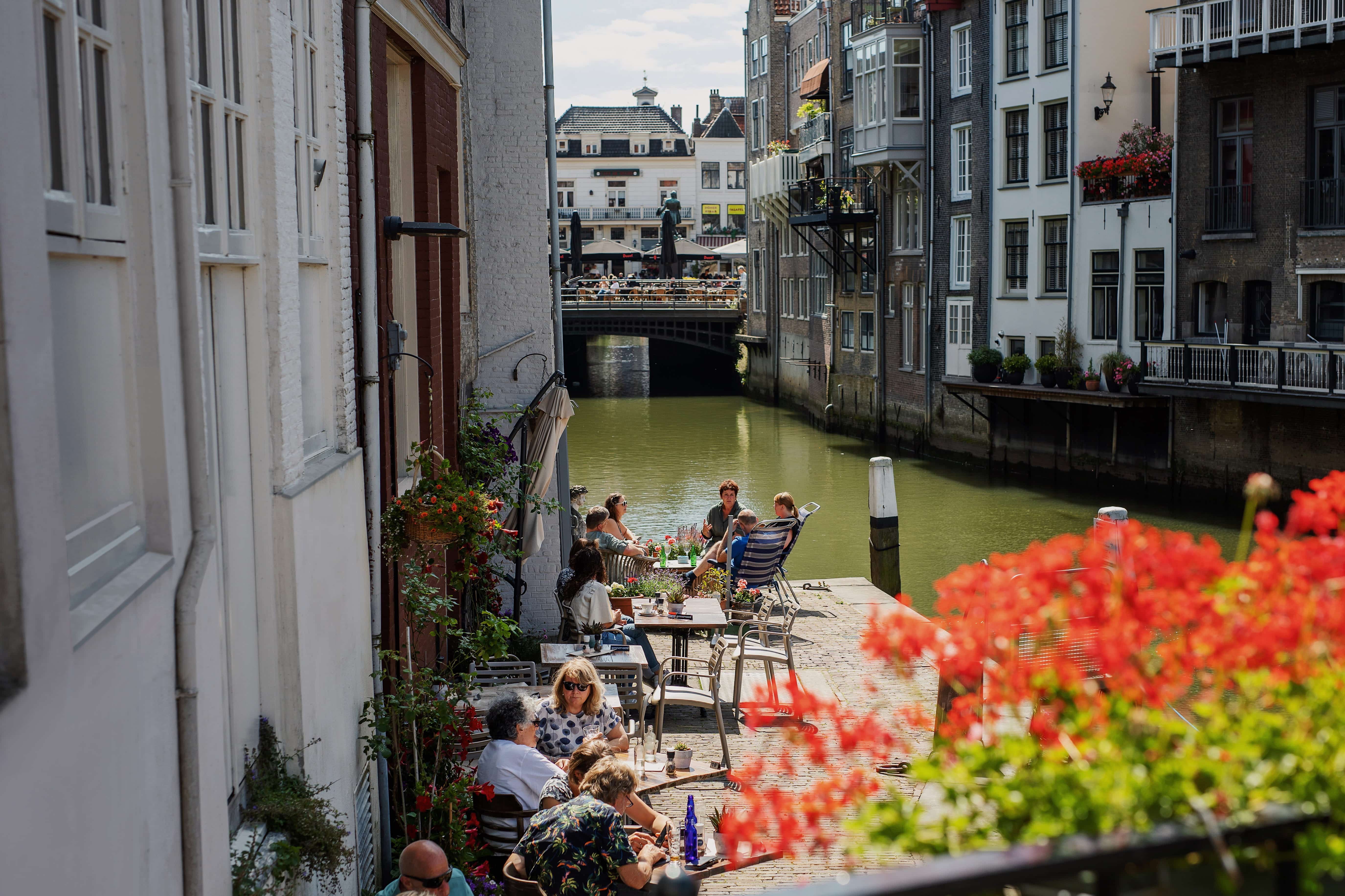 Lunchroom Helena verborgen terras eten drinken Wijnbrug Voorstraathaven water zomer Dordrecht (2)