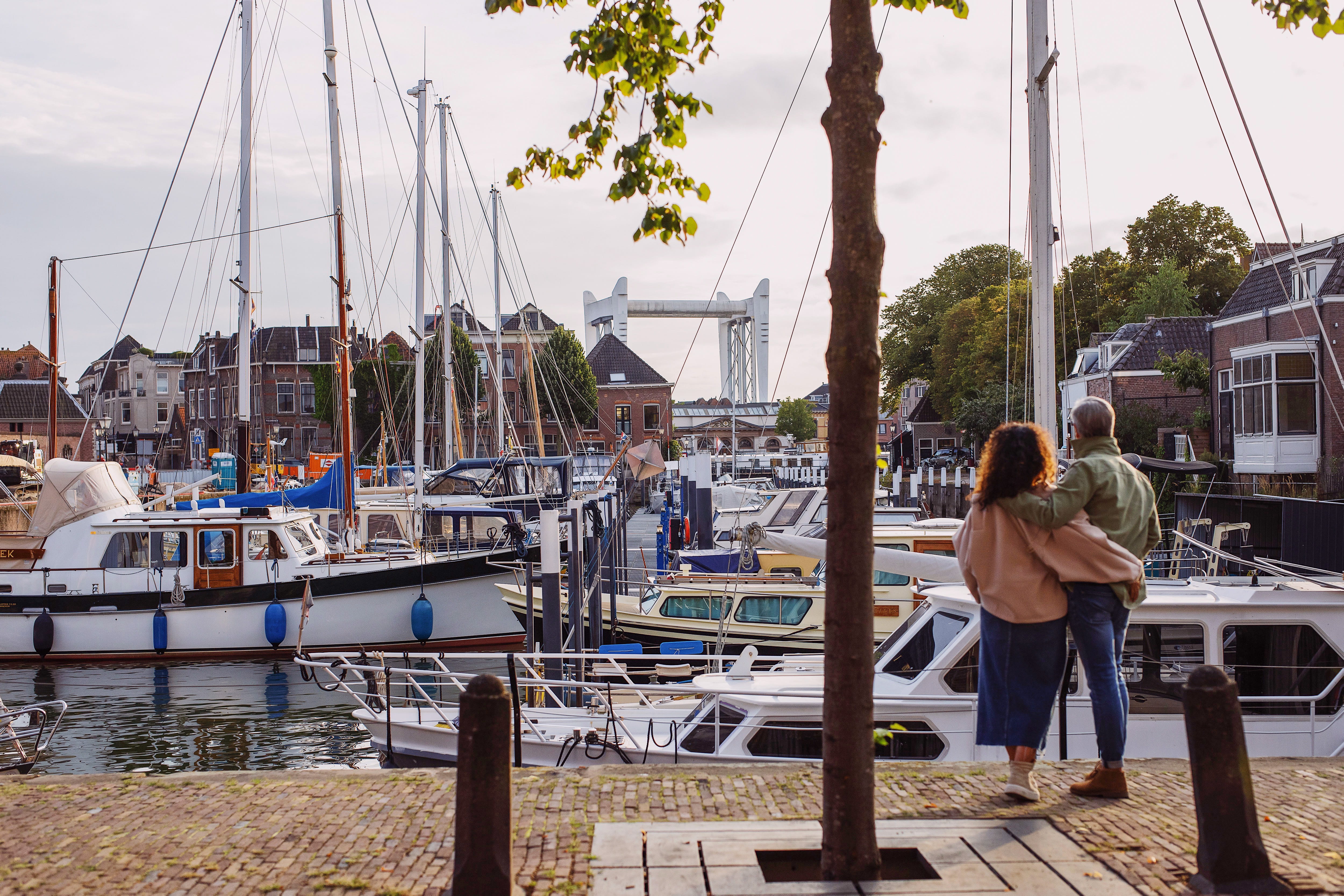 Maartensgat stel boot haven wandelen herfst Zwijndrechtse brug Dordrecht
