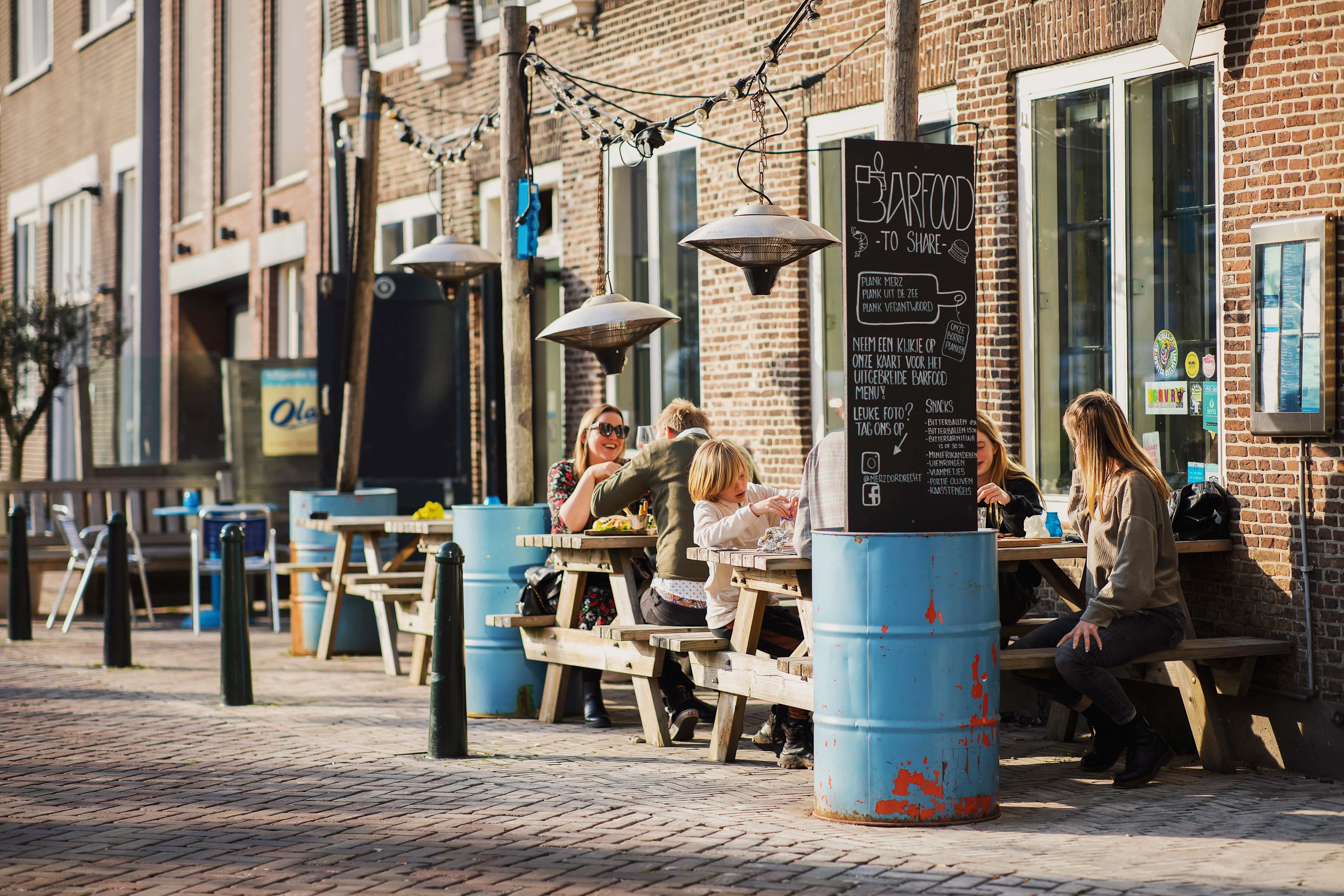 Merz terras eten drinken lente Dordrecht
