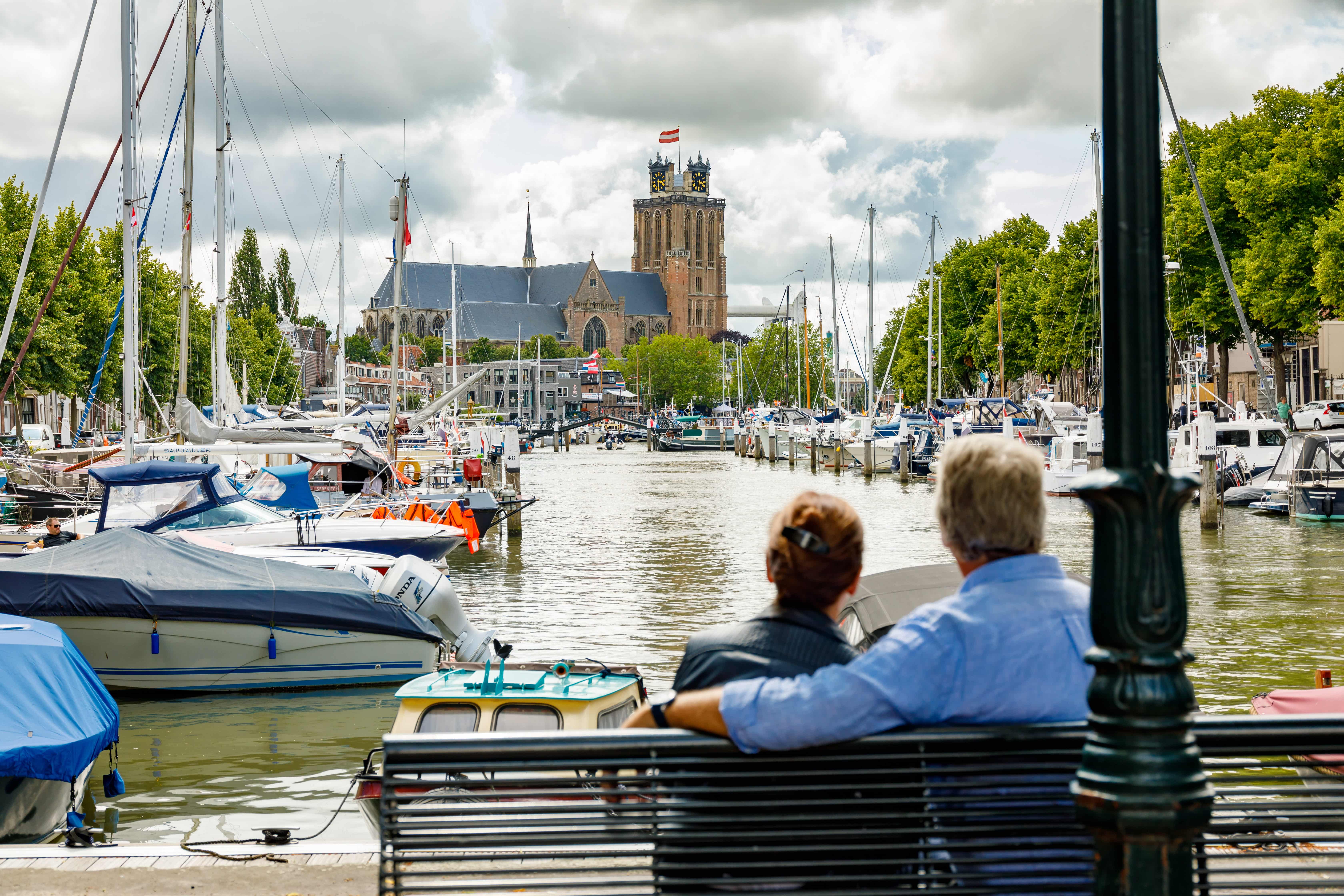 Nieuwe Haven Grote Kerk stel lente herfst water Dordrecht (1)