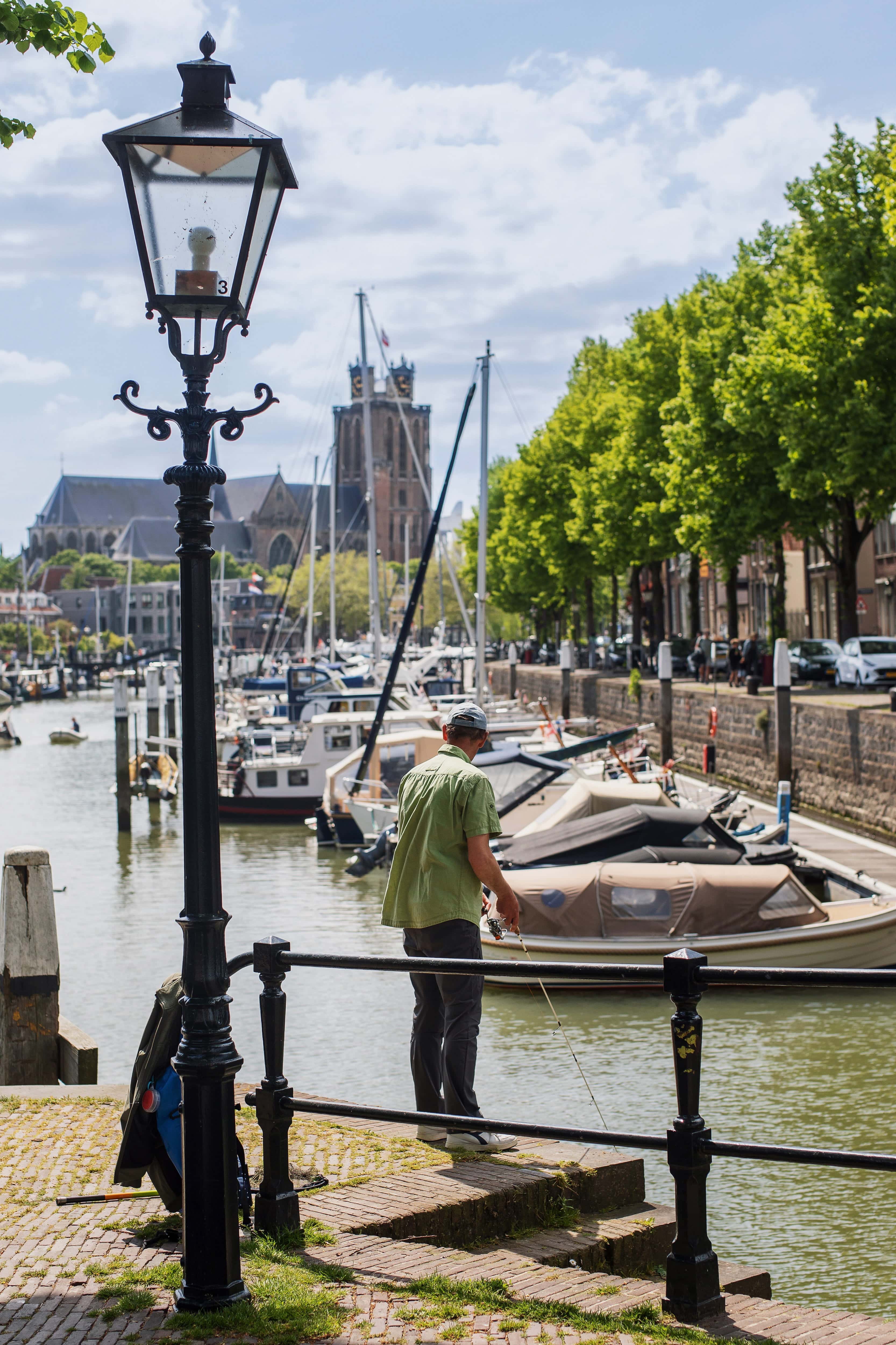 Nieuwe Haven Grote Kerk vissen water lente Dordrecht (1)
