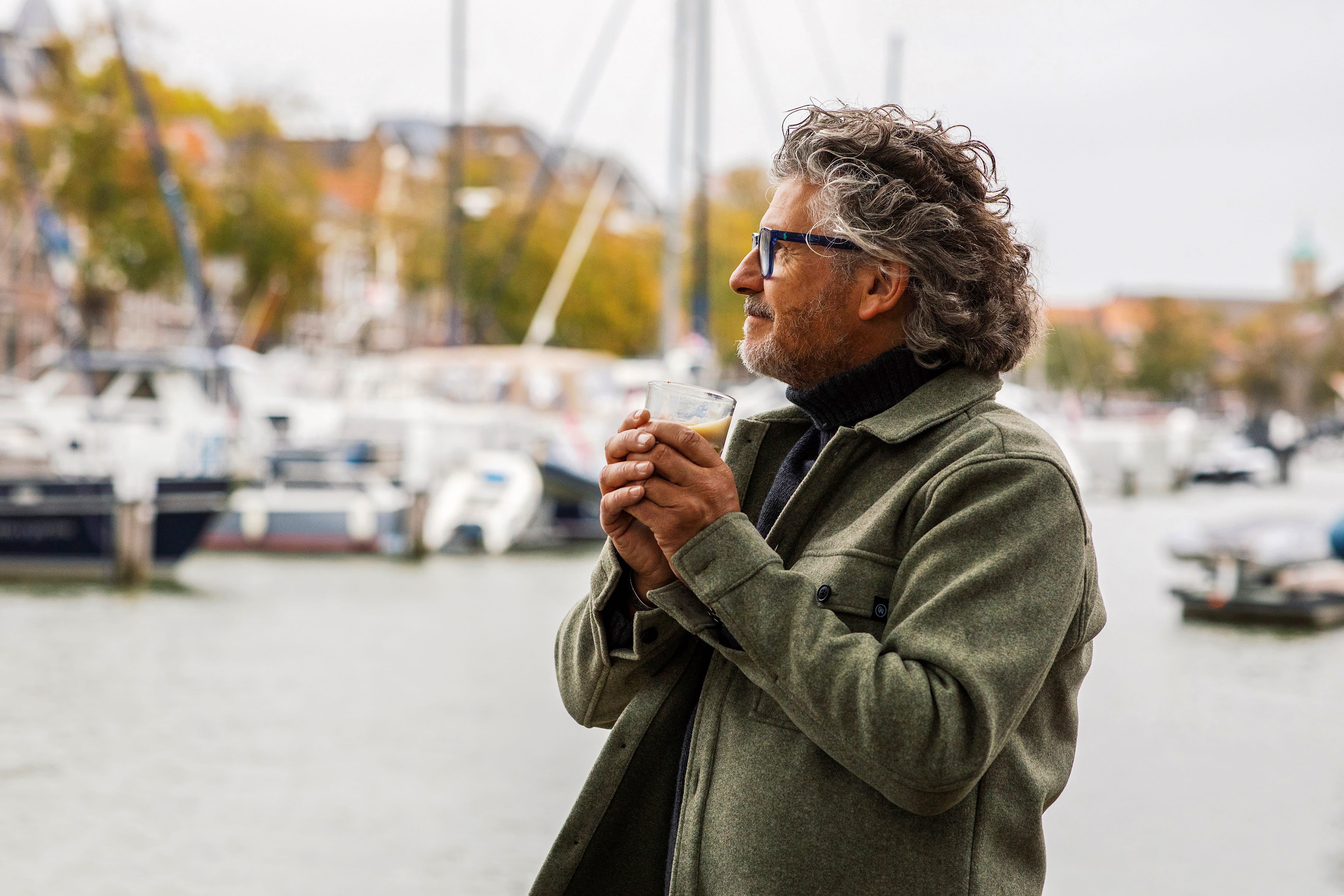Nieuwe Haven man koffie to-go herfst centrum Dordrecht