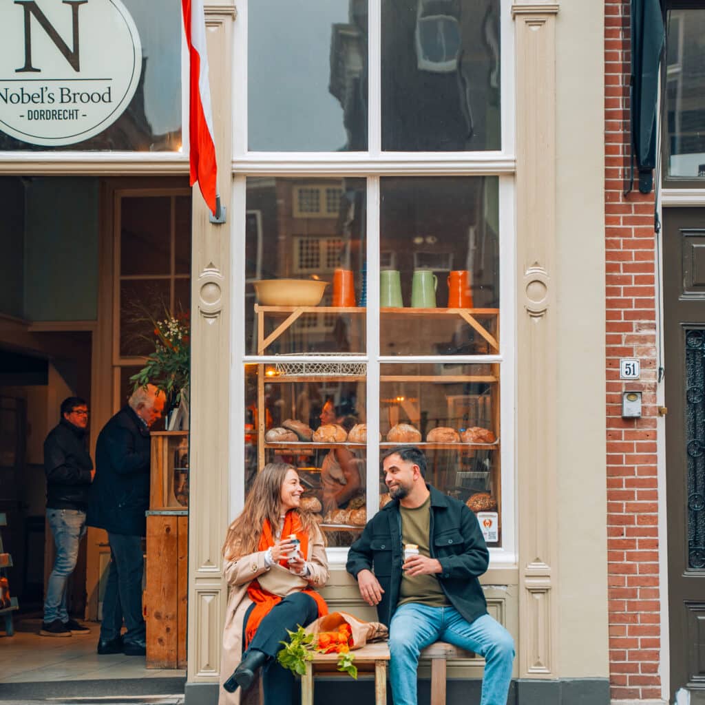 Nobel's brood Grotekerksbuurt terras bankje eten drinken stel binnenstad Dordrecht herfst