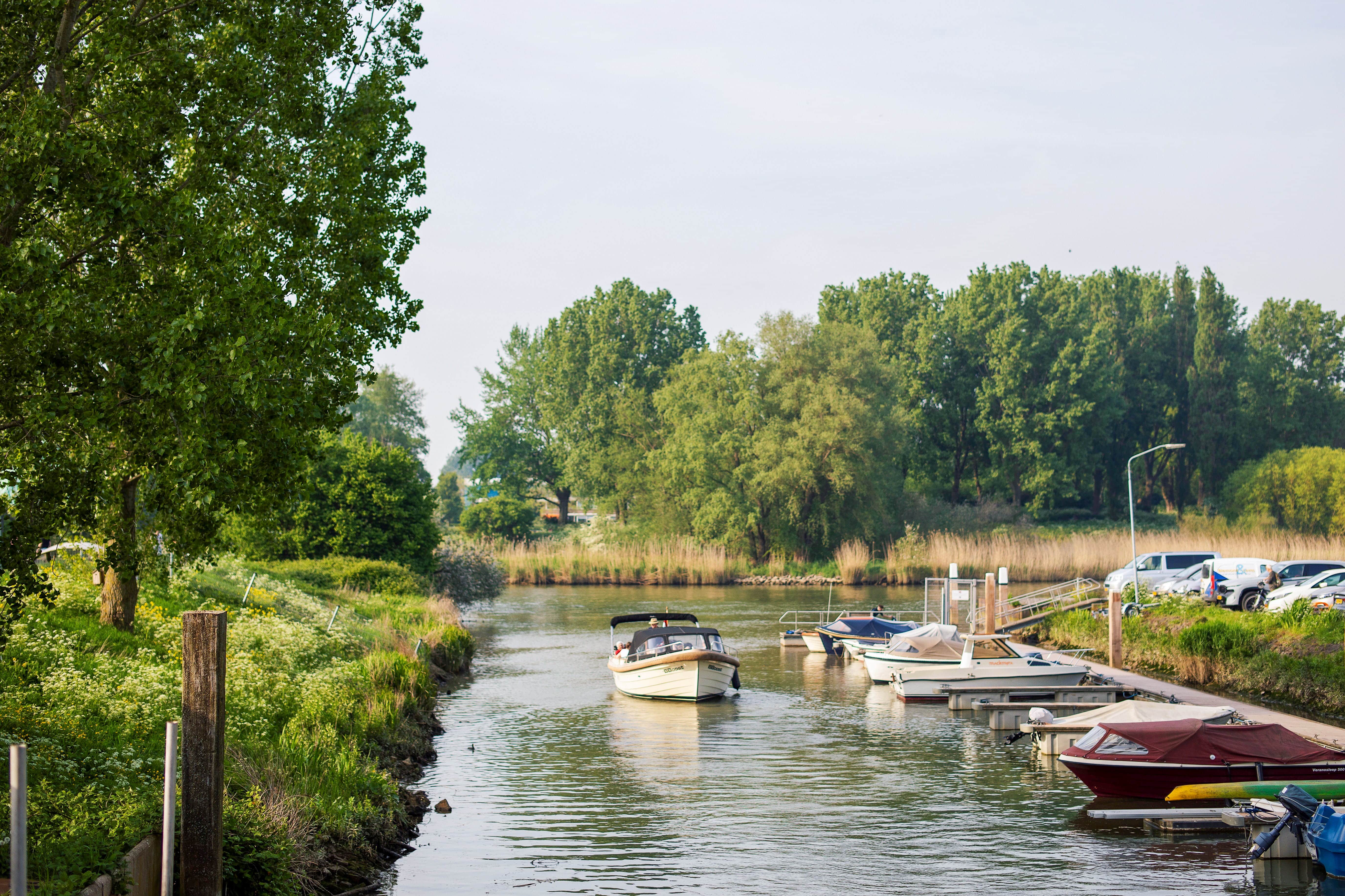 Passantensteiger Het Gemaal boot haven Wantij lente Dordrecht (1)