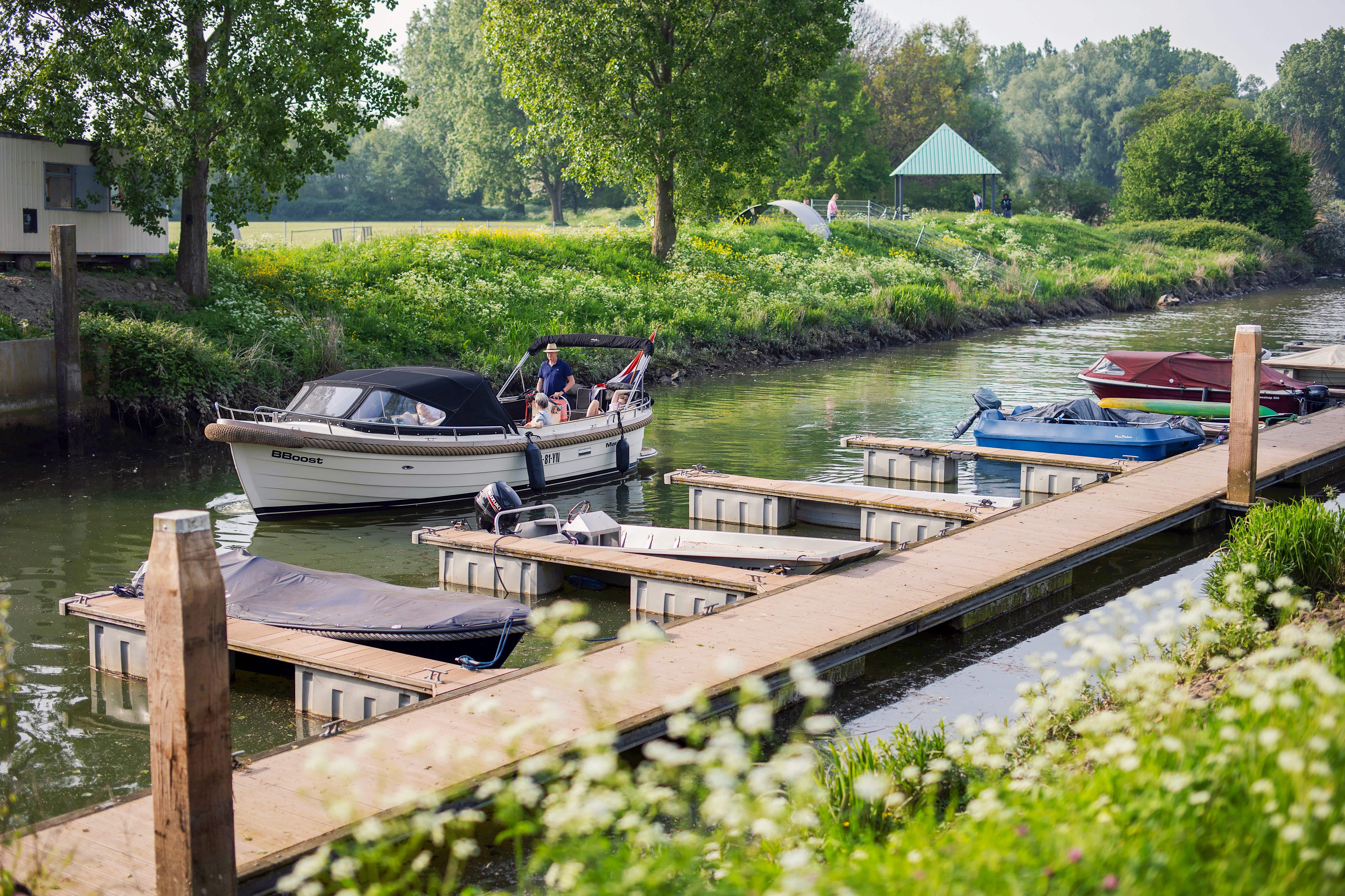 Passantensteiger Het Gemaal boot haven Wantij lente Dordrecht (2)