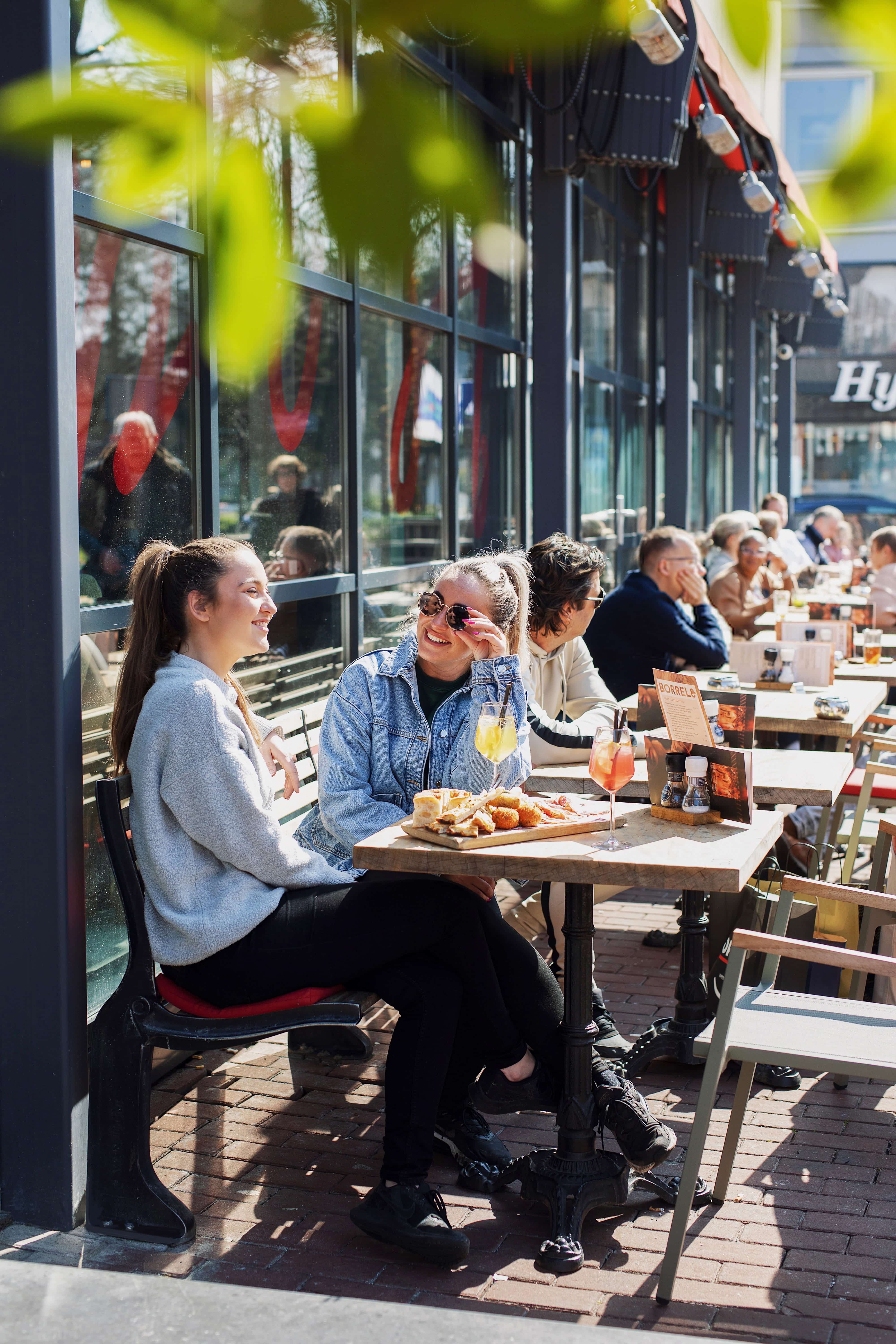 Restaurant Post terras eten drinken vriendinnen borrelplank lente Dordrecht