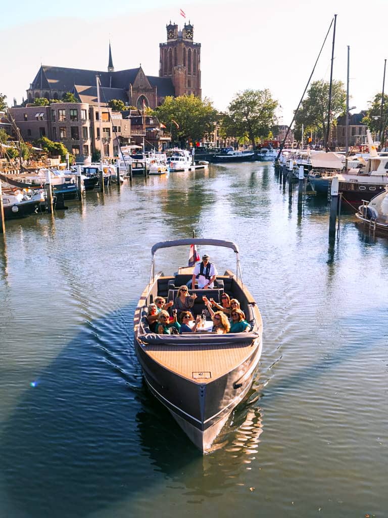 Rondvaartindordrecht rondvaart boot Nieuwe Haven Grote Kerk water zomer centrum Dordrecht