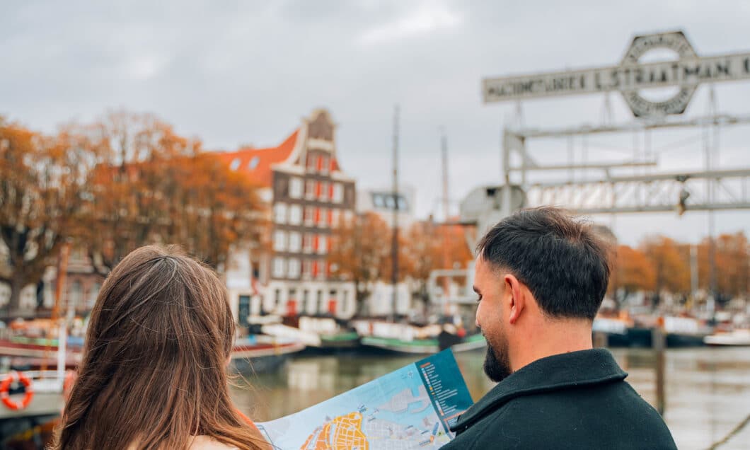 Stadsplattegrond wandelen Wolwevershaven Roobrug Straatman stel binnenstad Dordrecht herfst