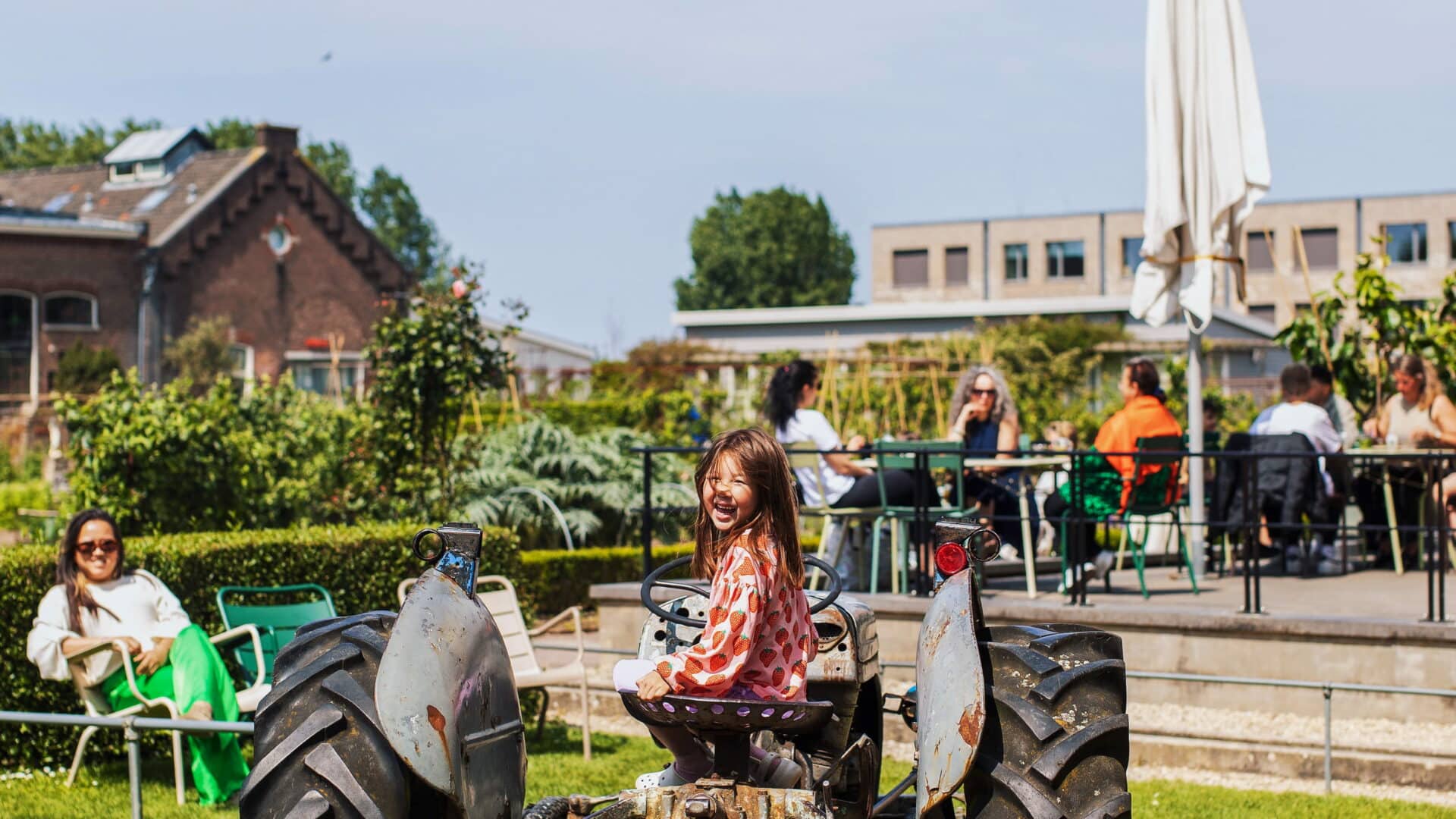 Villa Augustus tuin terras eten drinken kids kinderen speeltuin tractor zomer Dordrecht