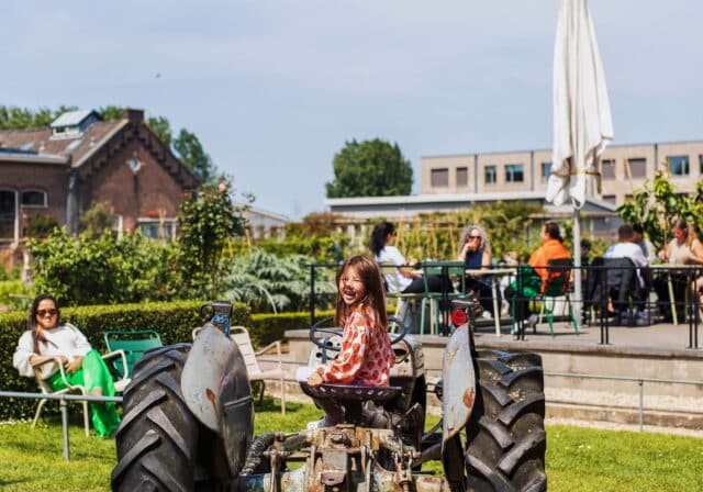 Villa Augustus tuin terras eten drinken kids kinderen speeltuin tractor zomer Dordrecht