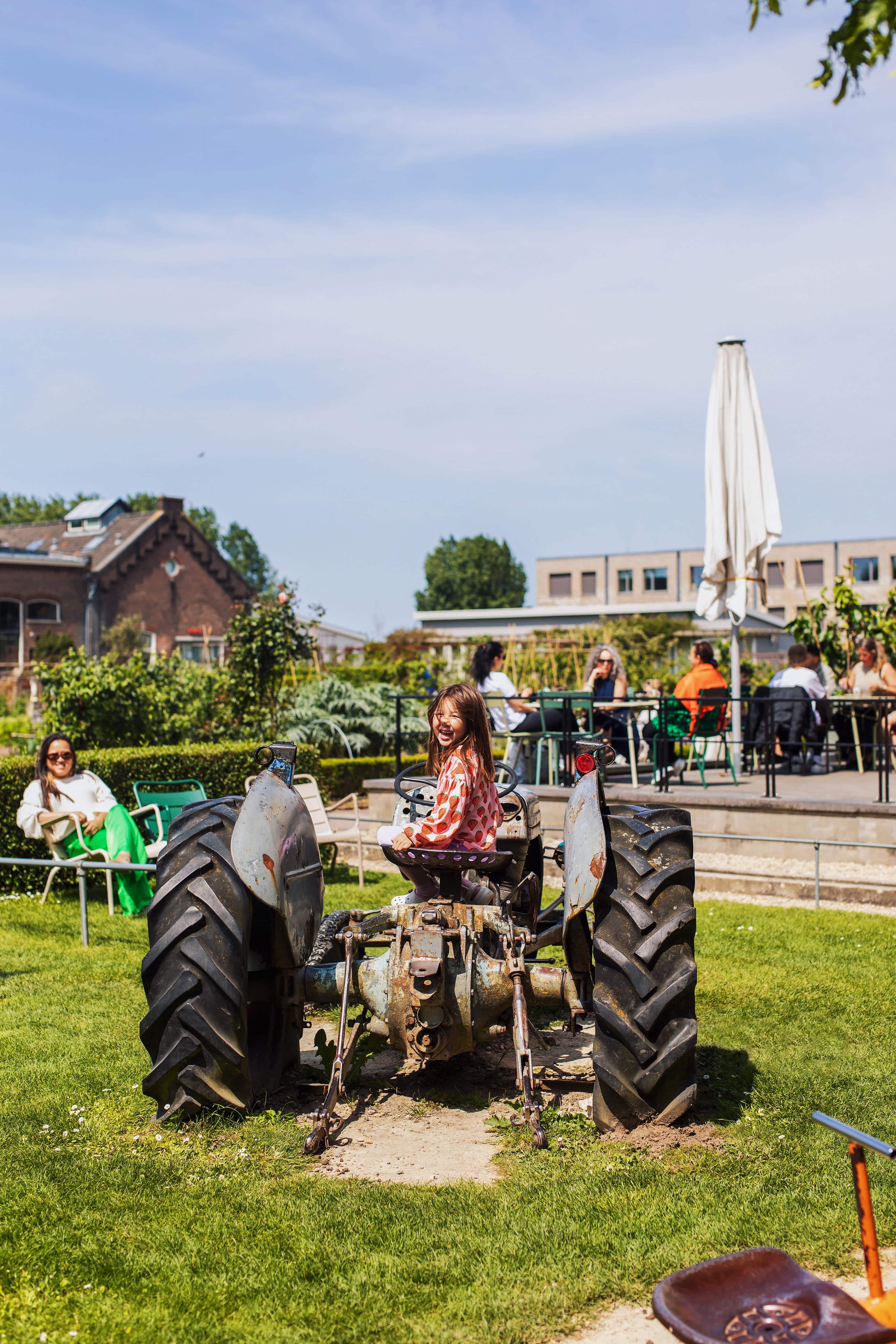 Villa Augustus tuin terras eten drinken kids kinderen speeltuin tractor zomer Dordrecht