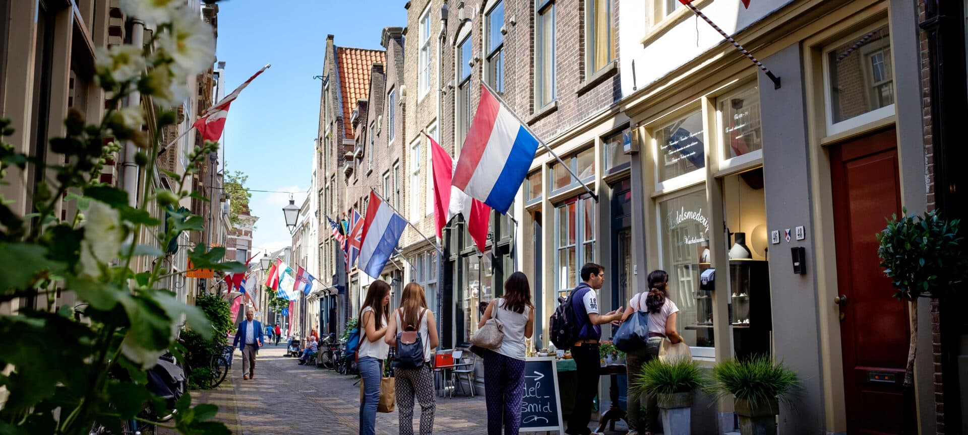 Vleeshouwersstraat winkelen wandelen kids kinderen jongeren binnenstad Dordrecht