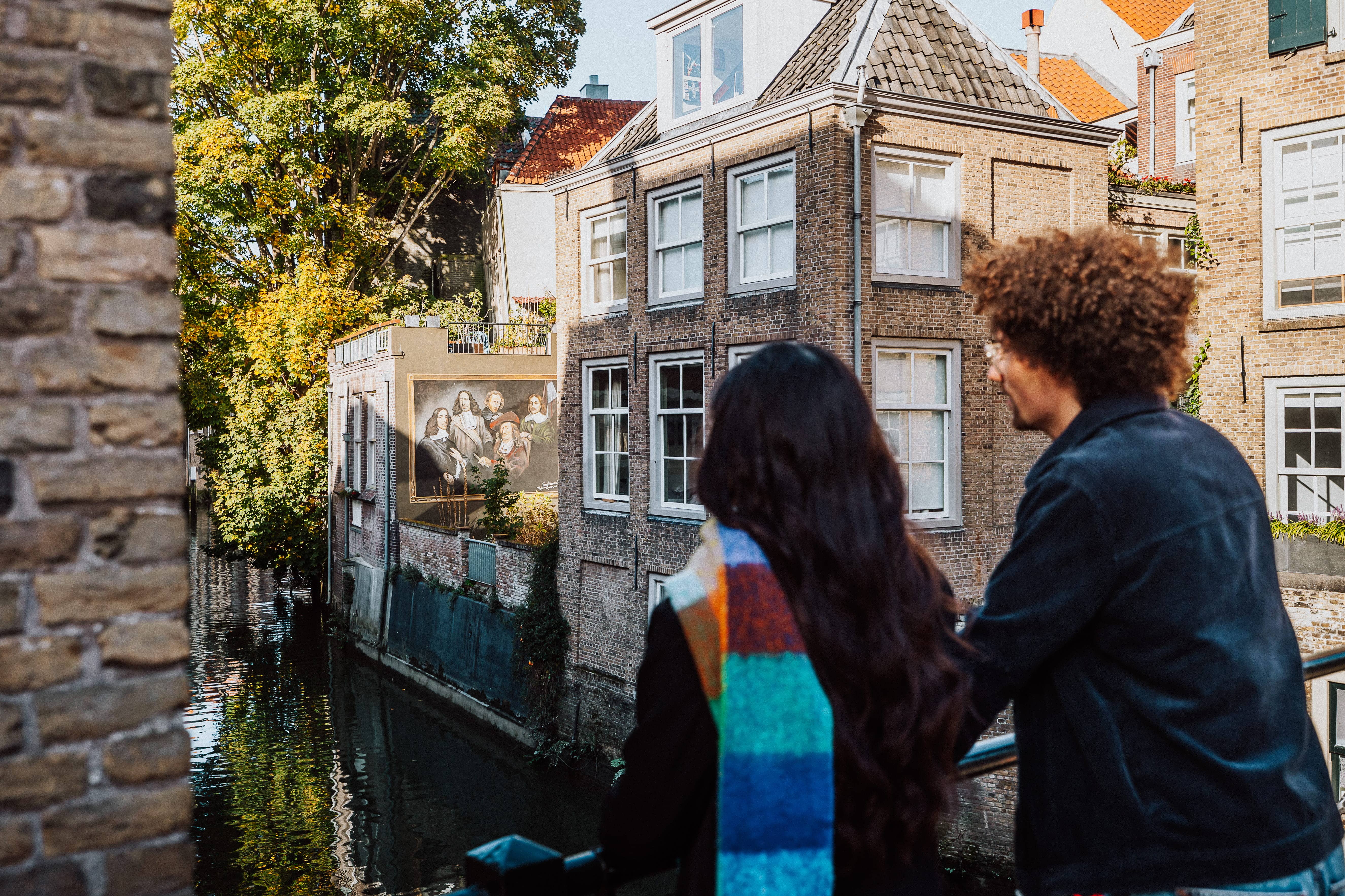 Voorstraathaven Grachtwacht wandelen herfst stel Dordrecht