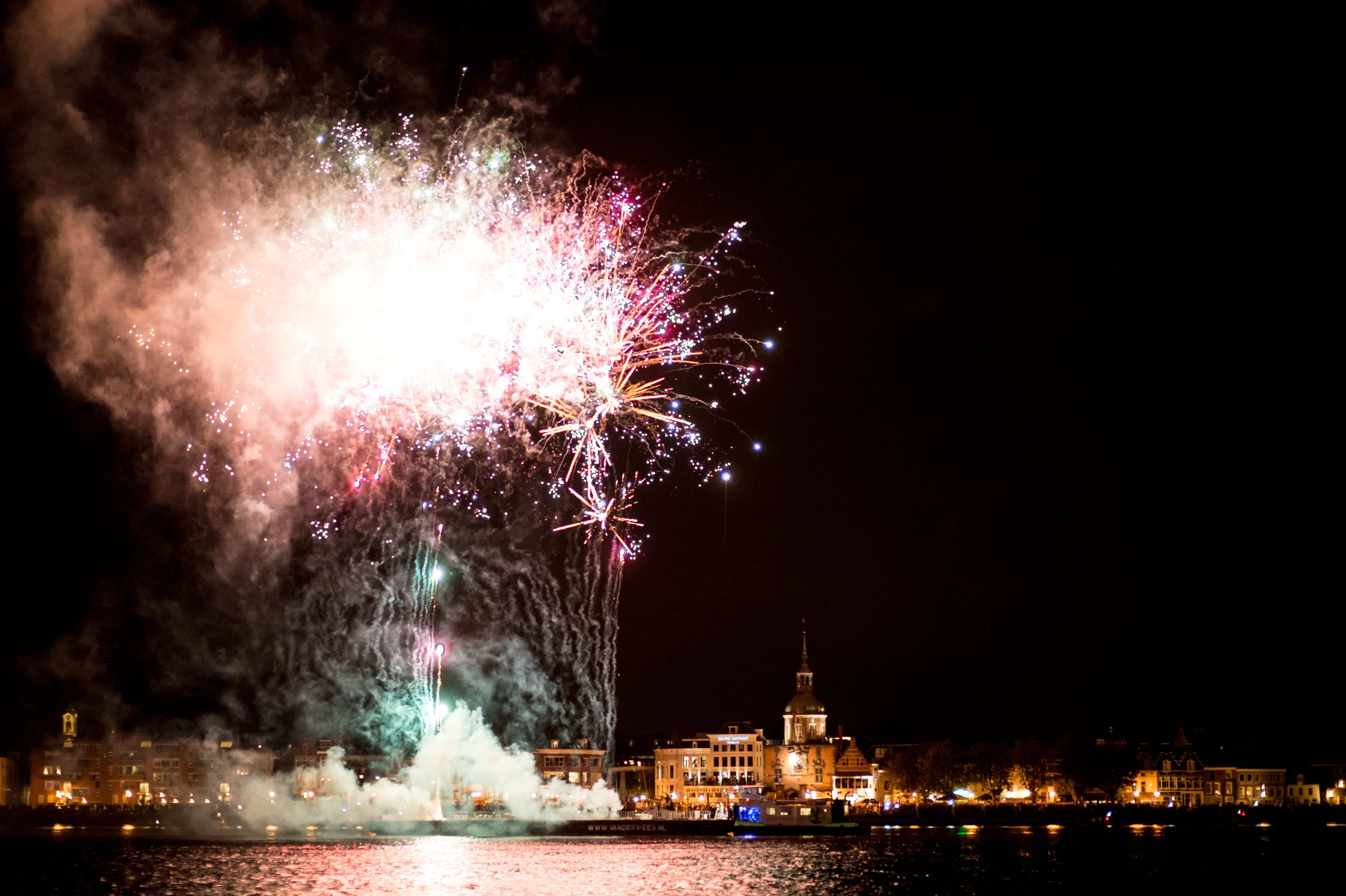 Vuurwerk evenement Koningsdag drierivierenpunt Groothoofd Groothoofdspoort Dordrecht (2)