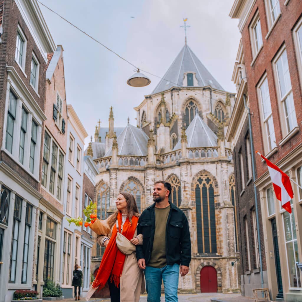 Wandelen Grotekerksbuurt Grote Kerk stel binnenstad Dordrecht herfst