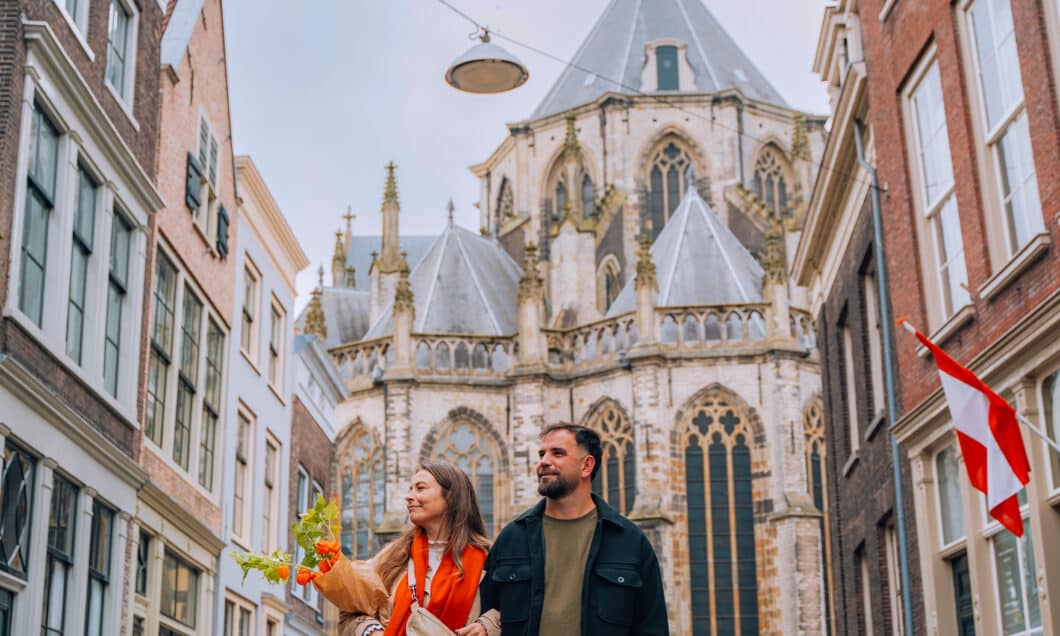 Wandelen Grotekerksbuurt Grote Kerk stel binnenstad Dordrecht herfst