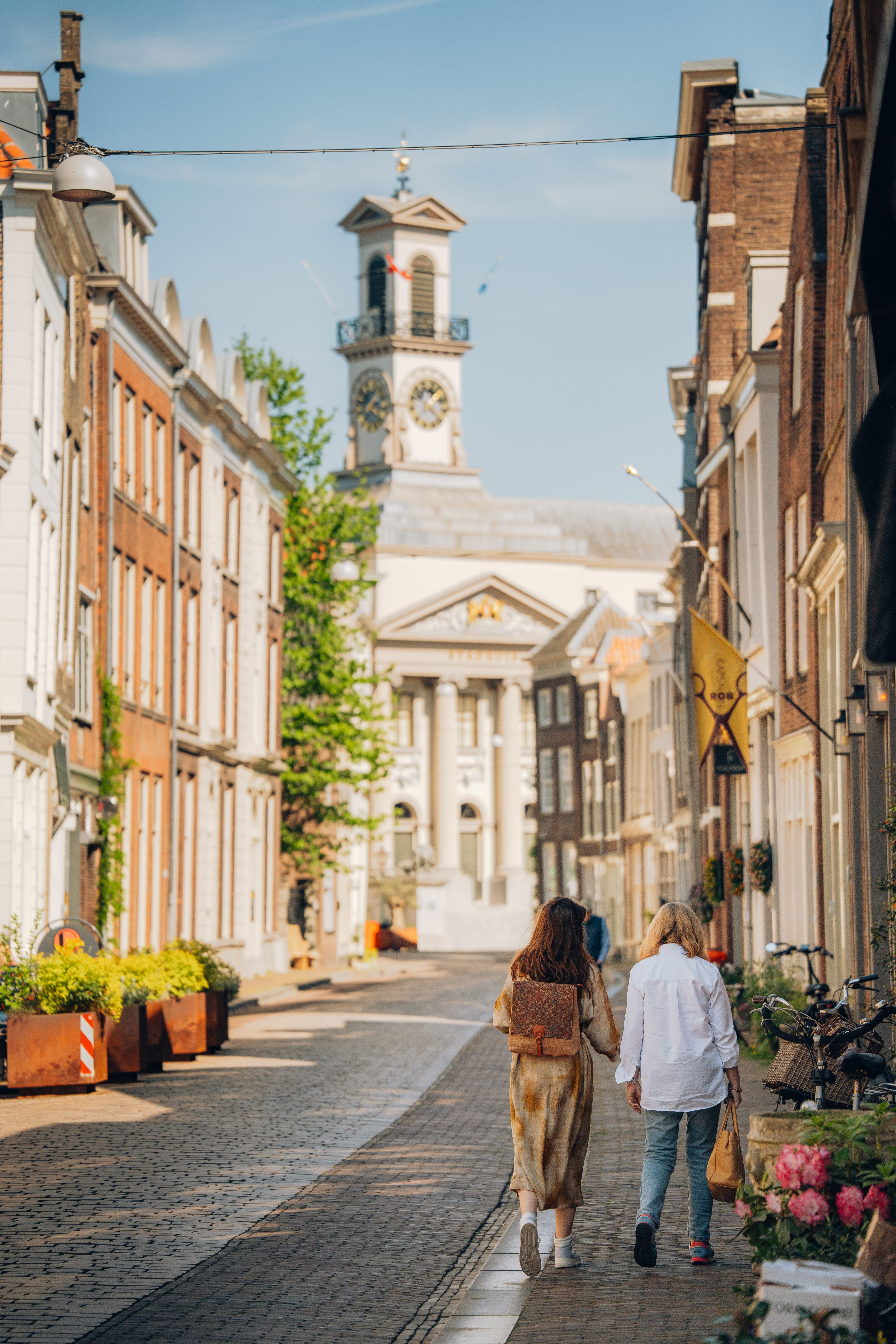 Wandelen Grotekerksbuurt Stadhuis binnenstad Dordrecht lente zomer