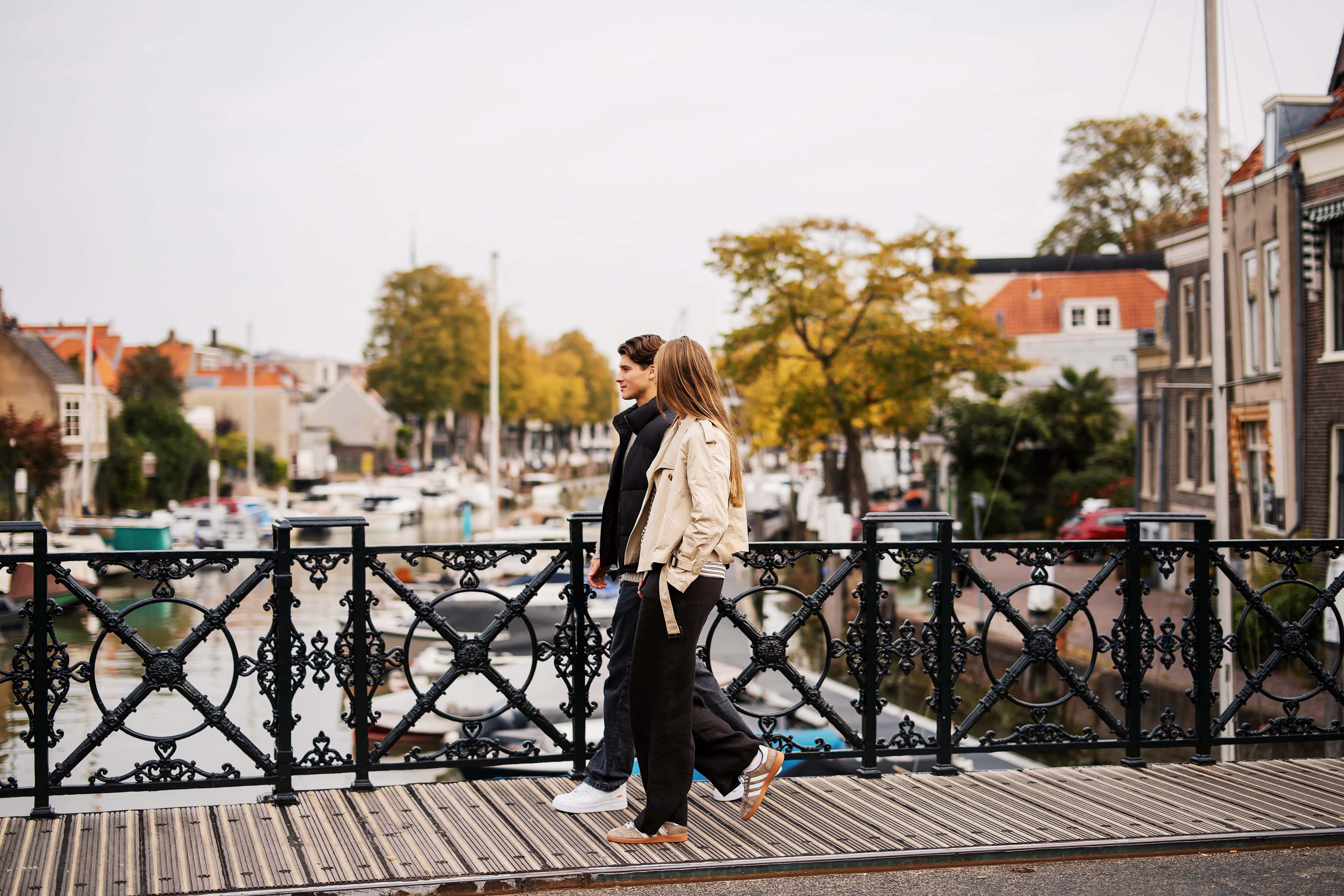 Wandelen Nieuwbrug Wijnhaven stel havens centrum herfst water Dordrecht