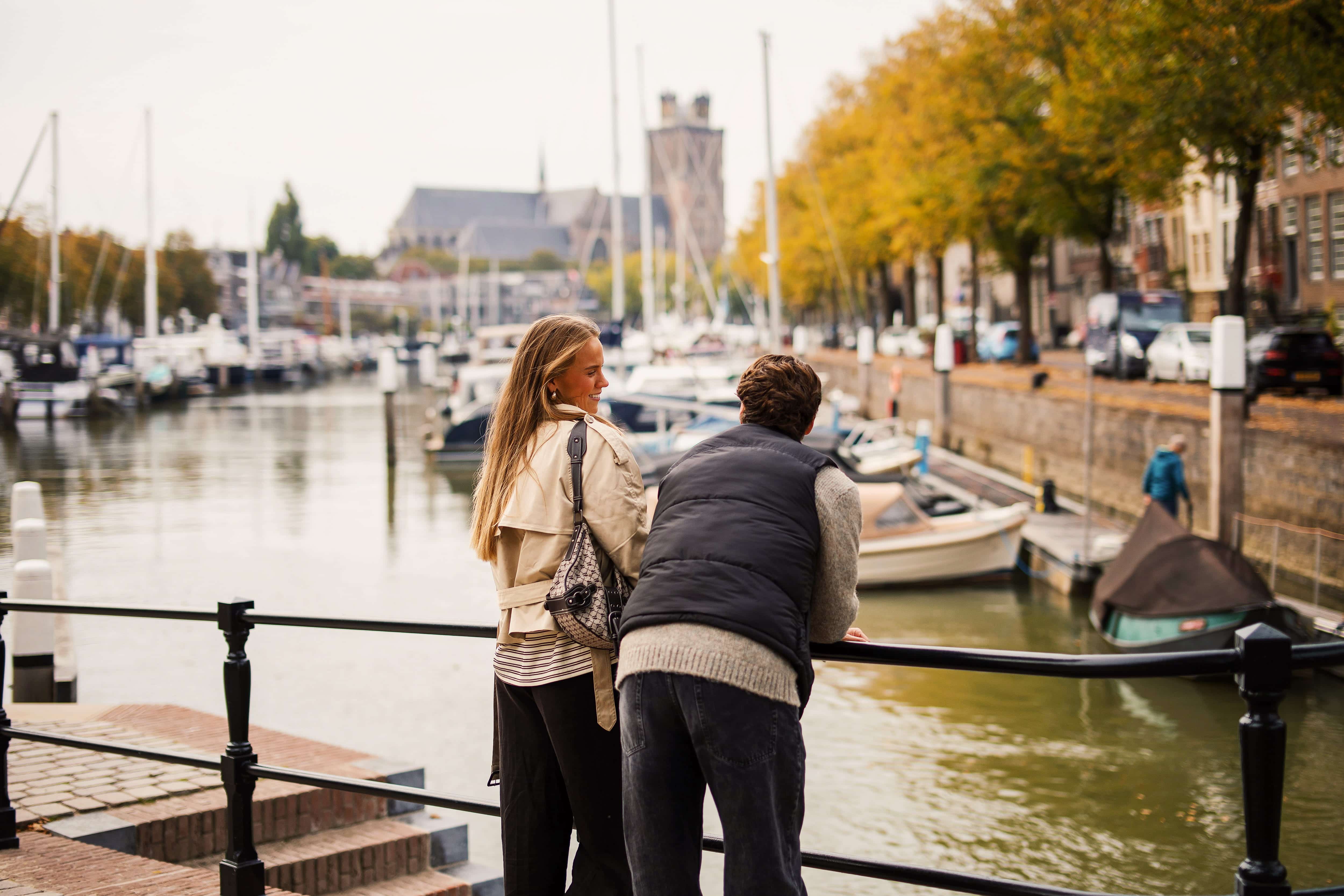 Wandelen Nieuwe Haven Grote Kerk havens stel centrum herfst water Dordrecht